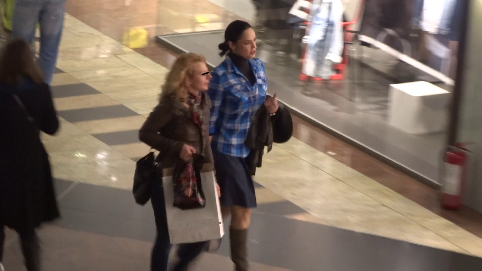 Fara bani in portofel, Andreea si prietena ei au plecat din mall