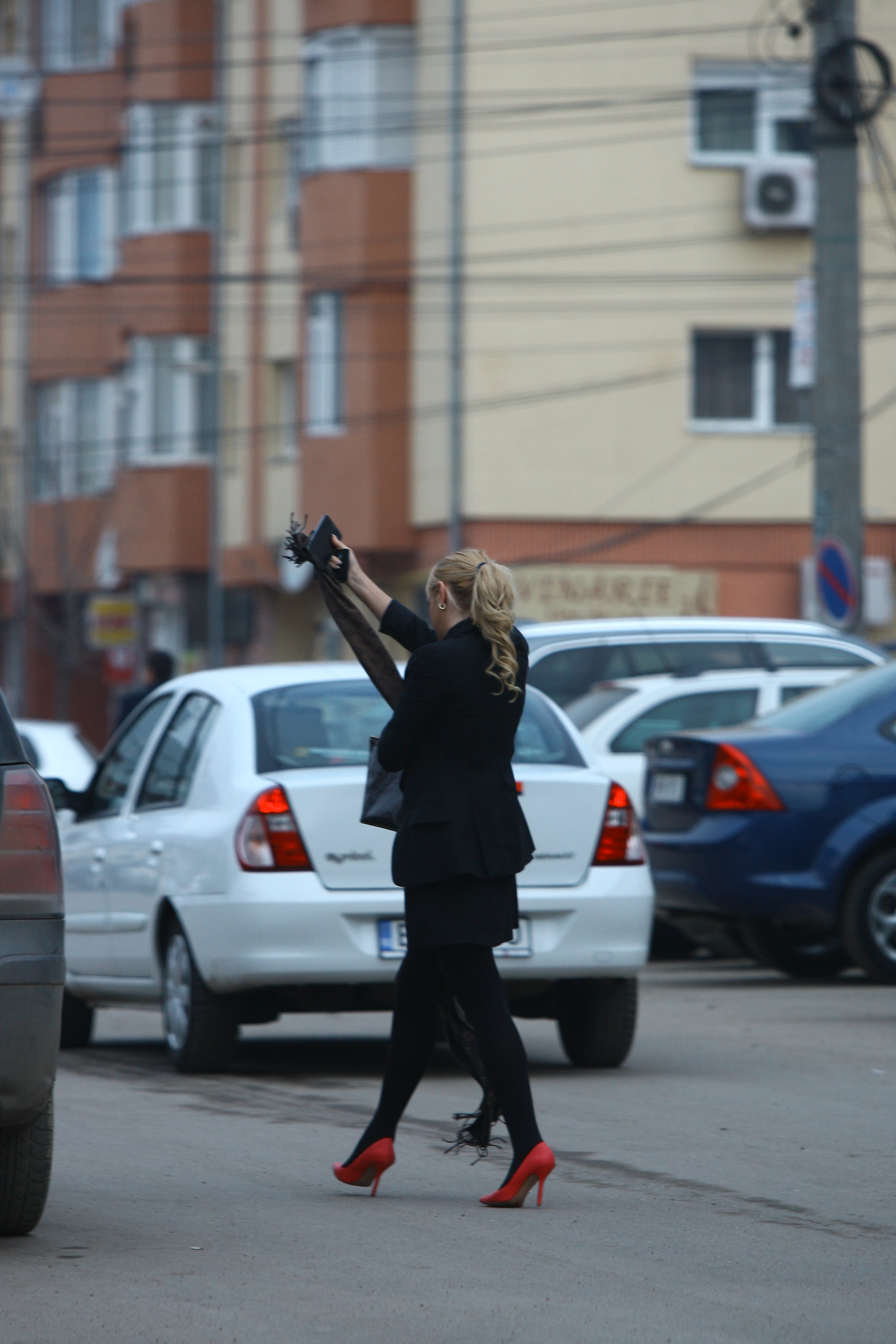 Blonda Mirela, stabilita de-acum in Capitala, ajunge la Bragadiru. Pare pregatita pentru o intalnire importanta