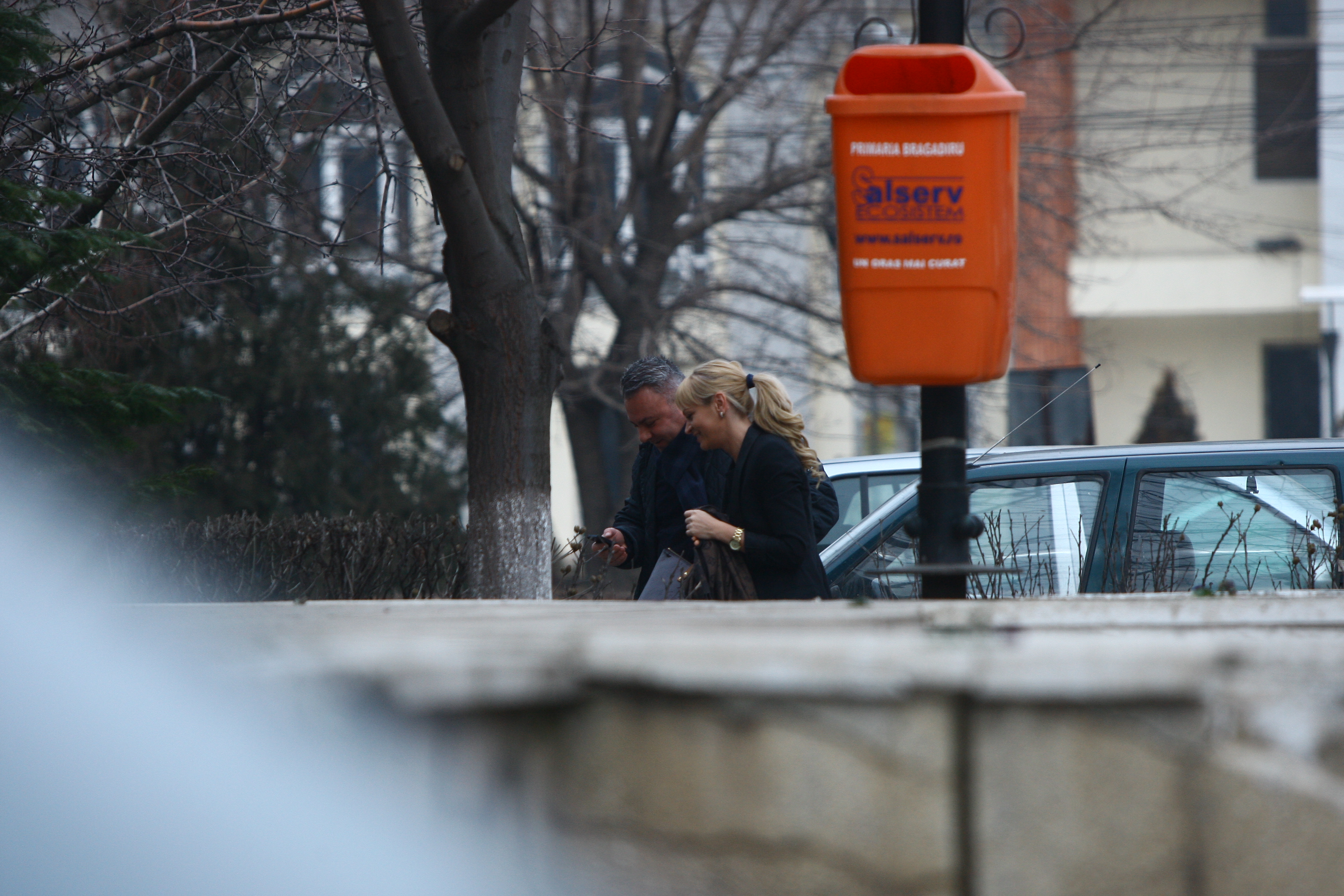 Blonda se intalneste cu un barbat, altul decat Marius Ghenea ori Adrian Mocanu