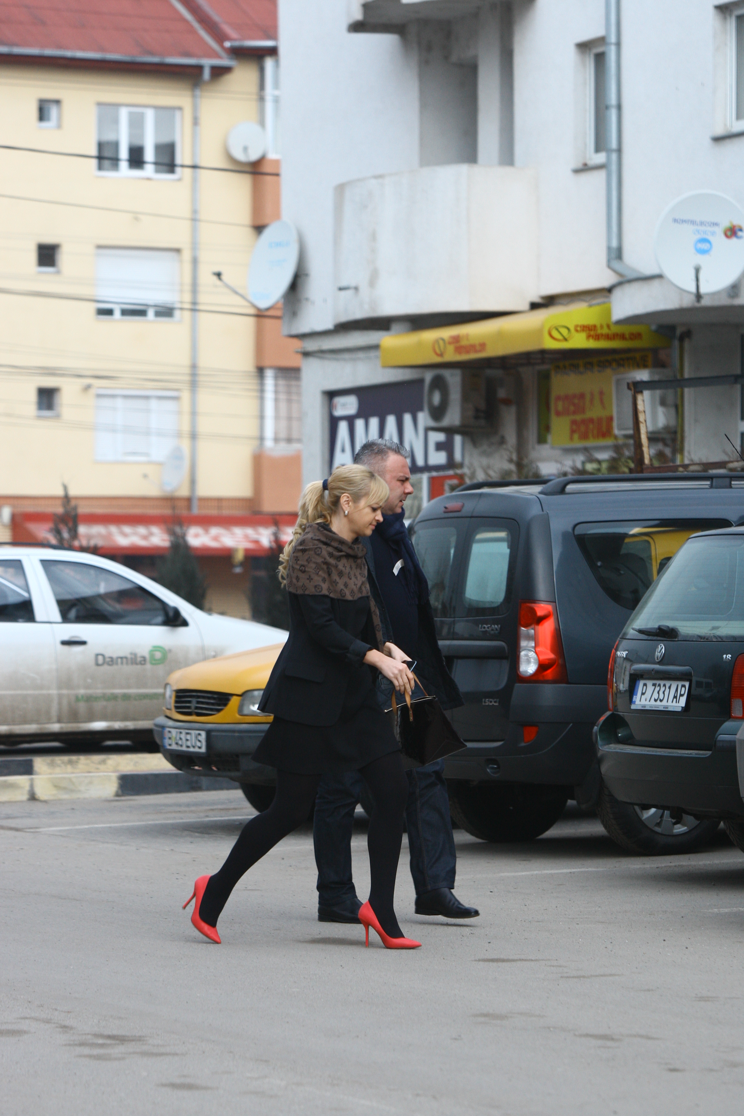 Mirela si barbatul se indrepta impreuna spre primaria