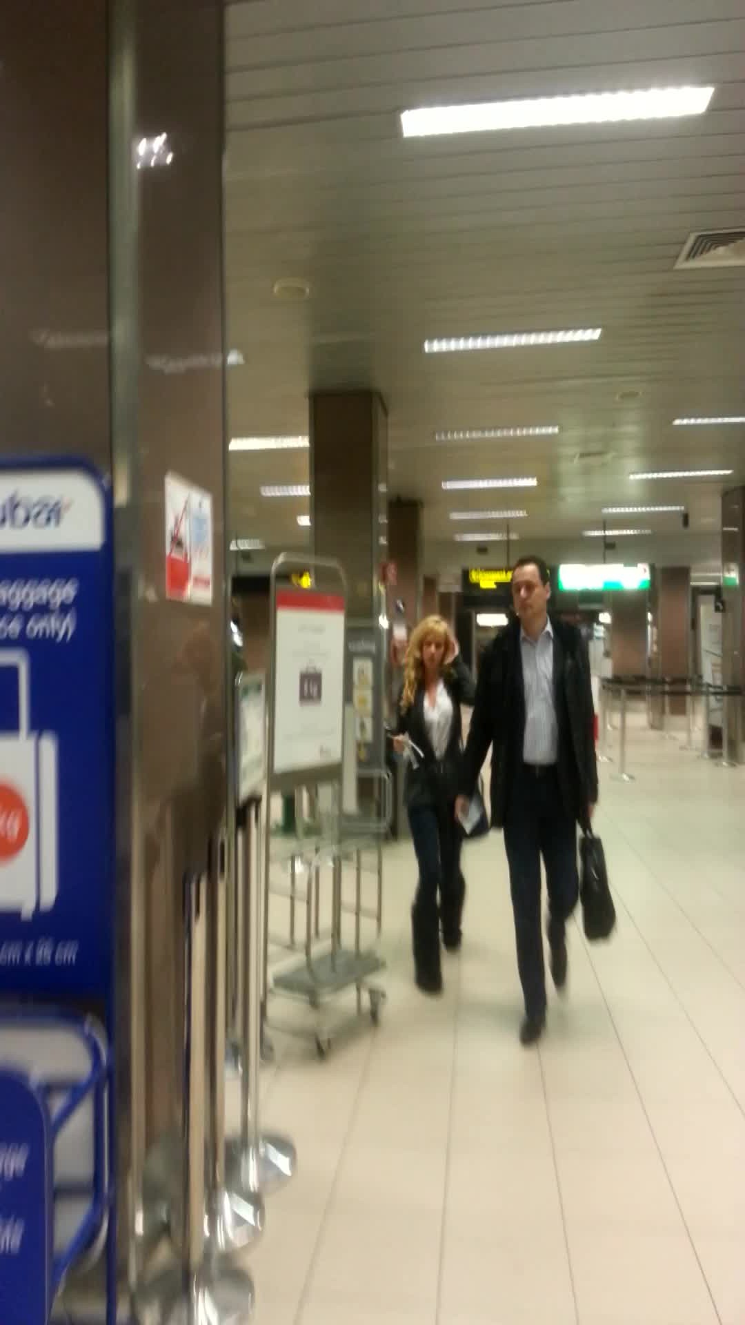 Cand deja parea ca in viata Mirelei a intrat un al treilea barbat, paparazzii Cancan.ro au avut o mare surpriza! Vineri seara i-au intalnit, la aeroportul Otopeni, pe Mirela si...milionarul Ghenea. Cei doi s-au imbarcat intr-o cursa de Viena