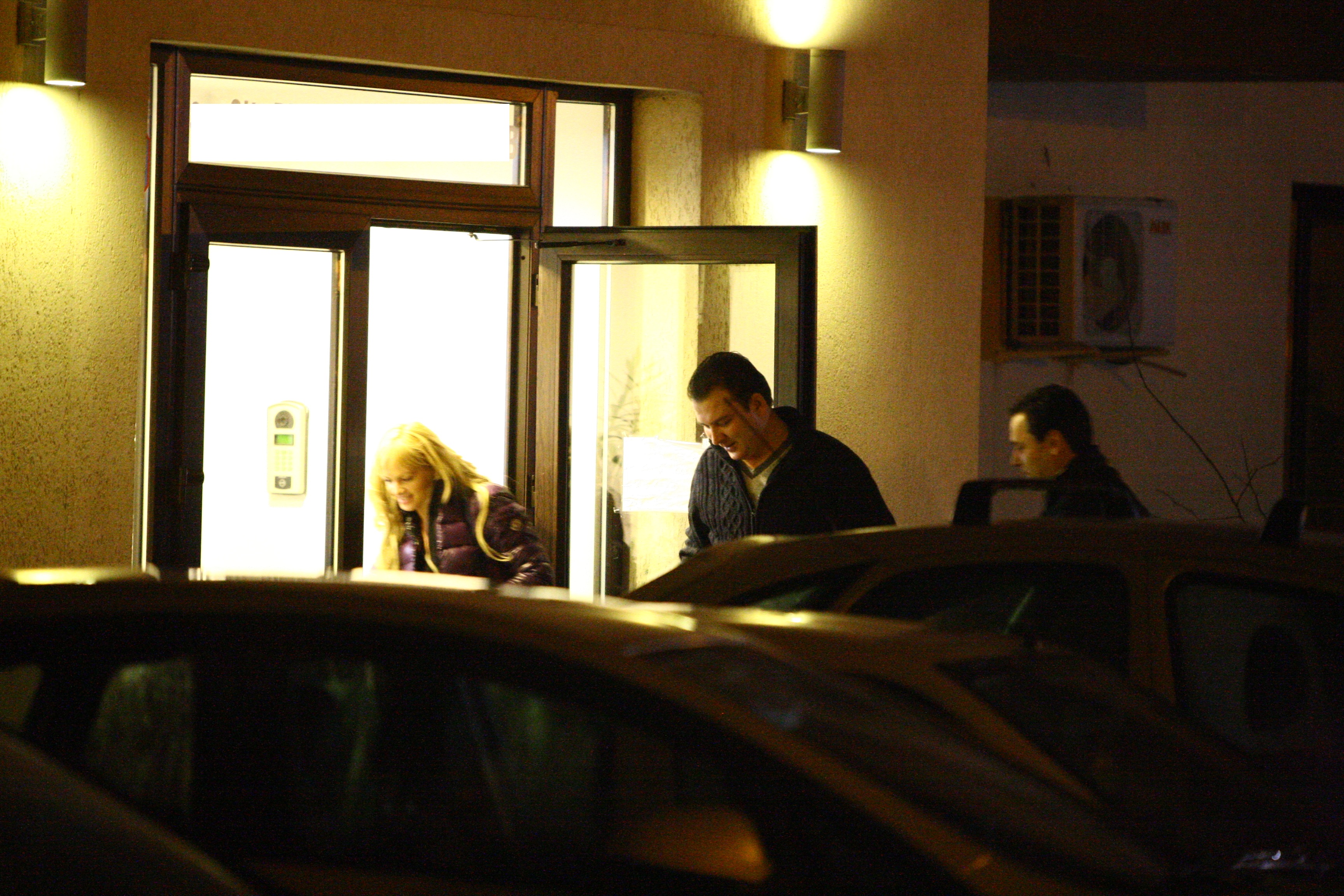 Dupe ce s-au despartit de prietenii lor, Mirela si Marius Ghenea au fost preluati de un sofer si au ajuns in zona Iancului, unde s-au retras impreuna intr-un apartament unde au petrecut noaptea