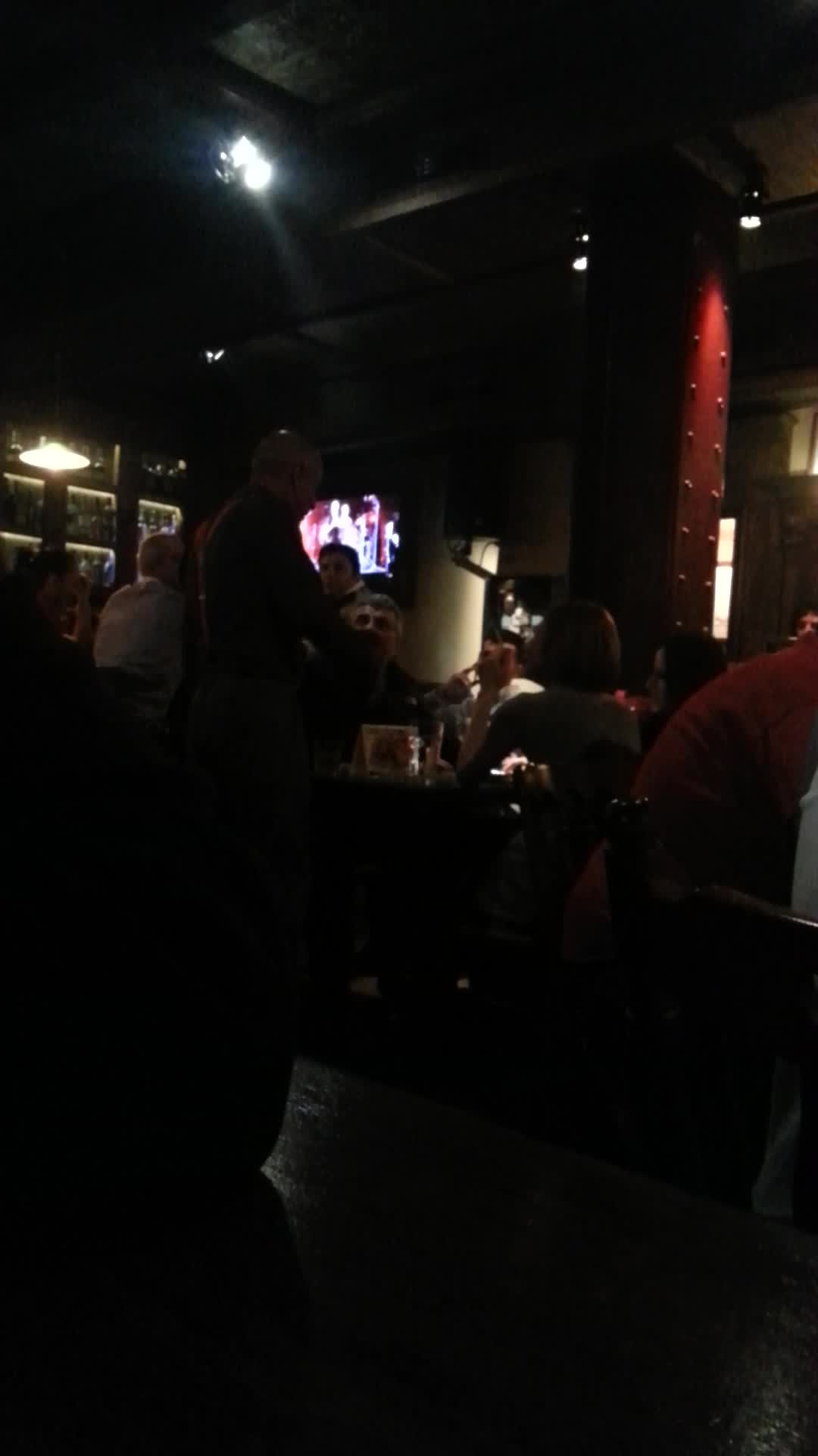 Actorul s-a alaturat grupului vesel