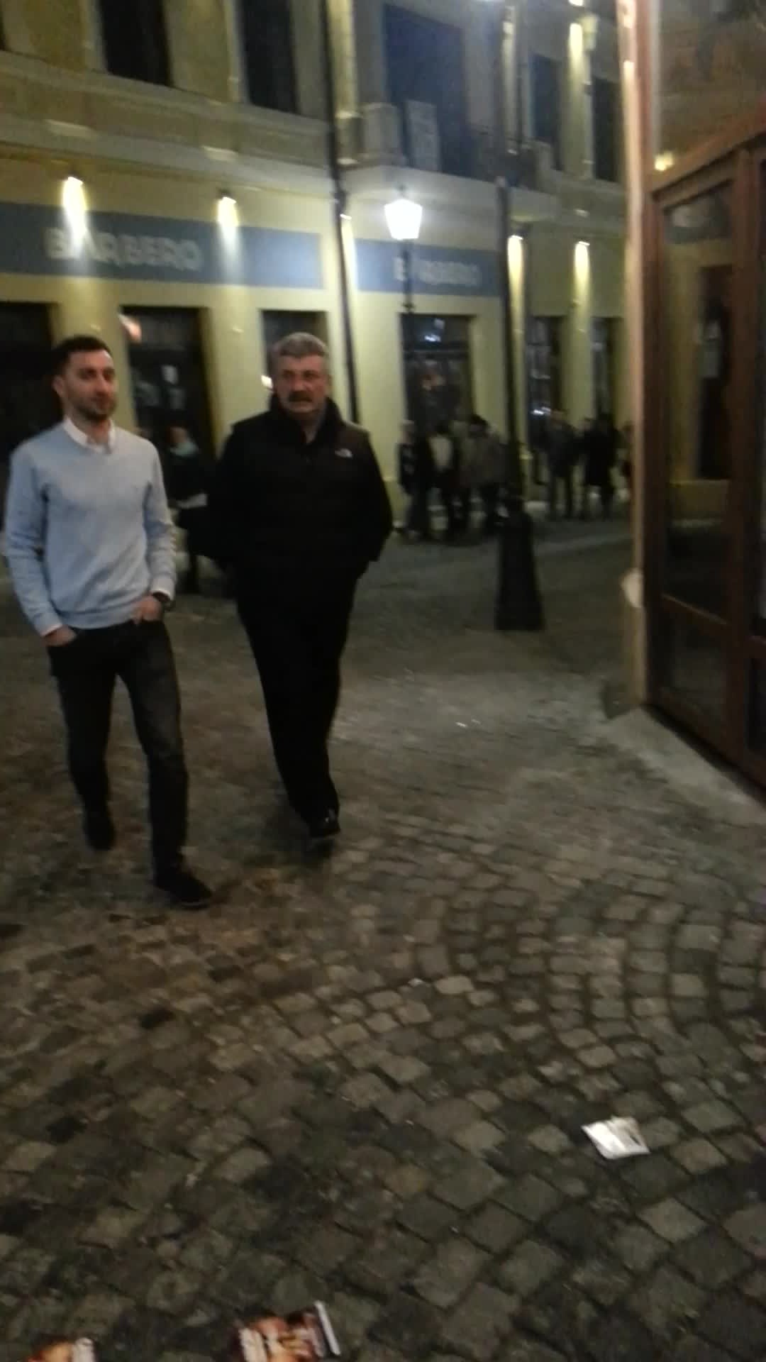 Dupa ce si-a terminat spritul, Prigoana si-a luat amicul si au plecat acasa. Singuri.