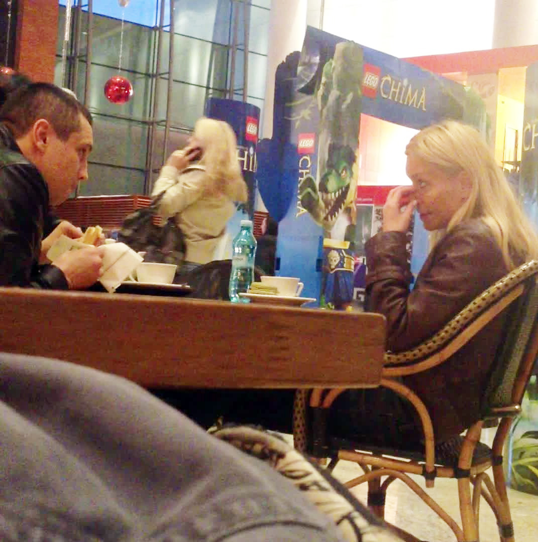 Fosta amanta a lui Piturca pare foarte captivata de discutie