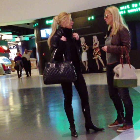 Dupa ce a terminat discutia de afaceri, Vica s-a intalnit cu o prietena