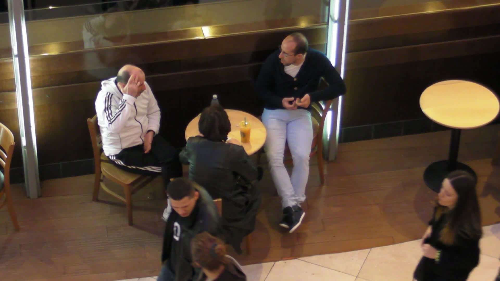 Iasmin are o relatie extrem de apropiata de parintii sai, cu care iese in fiecare wekend in oras