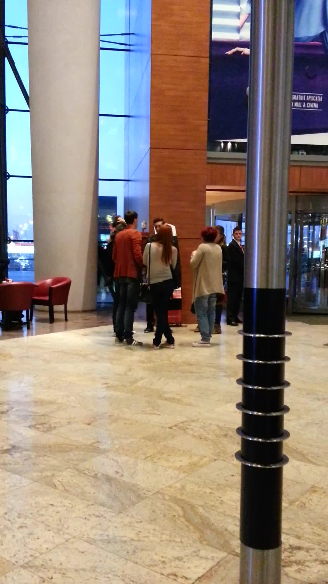 Jucatorul de 16 milioane de euro a lui Gigi Becali a iesit la mall cu prietenii