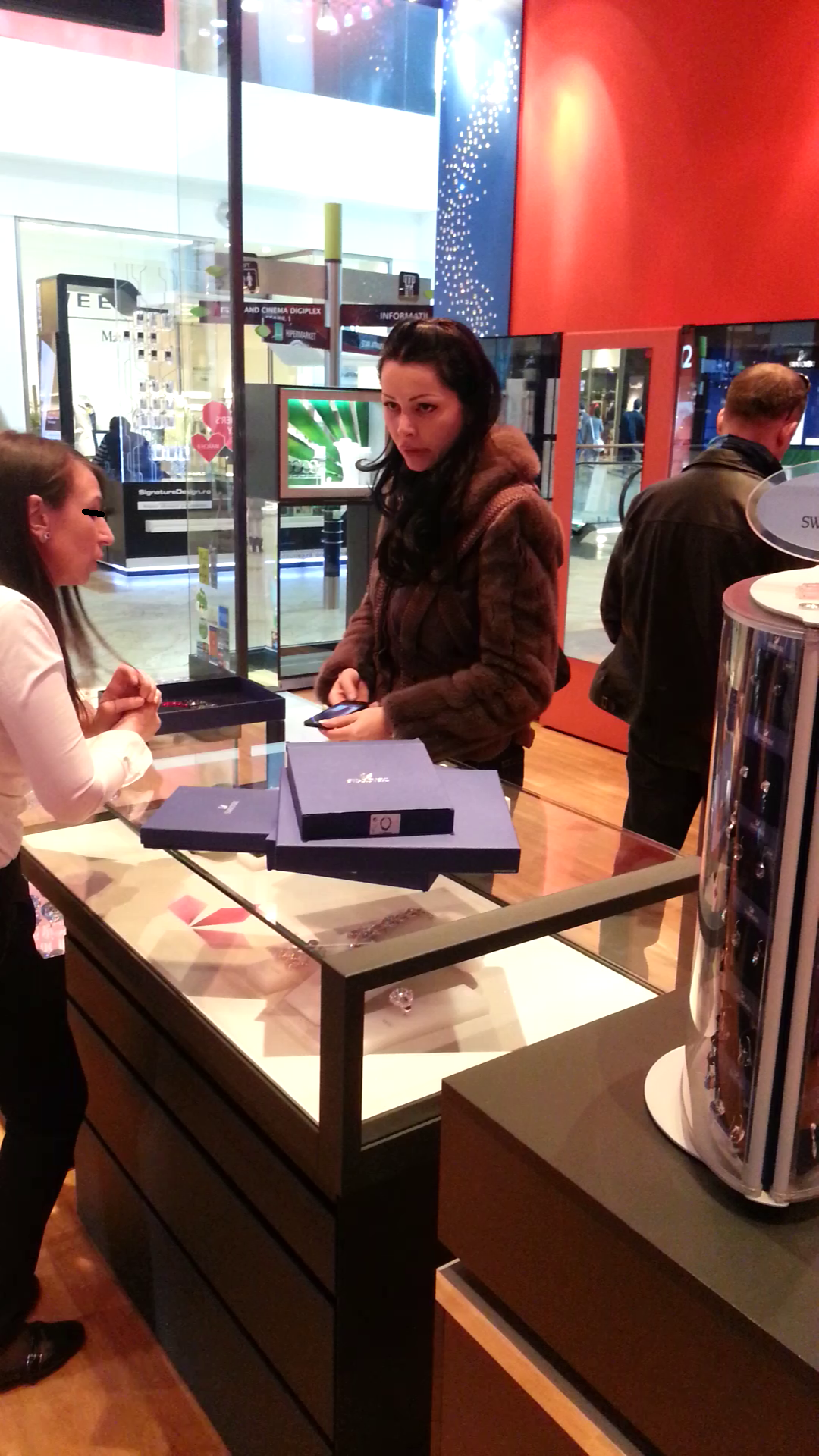 Brigitte i-a aratat vanzatoarei pe telefon cum arata rochia