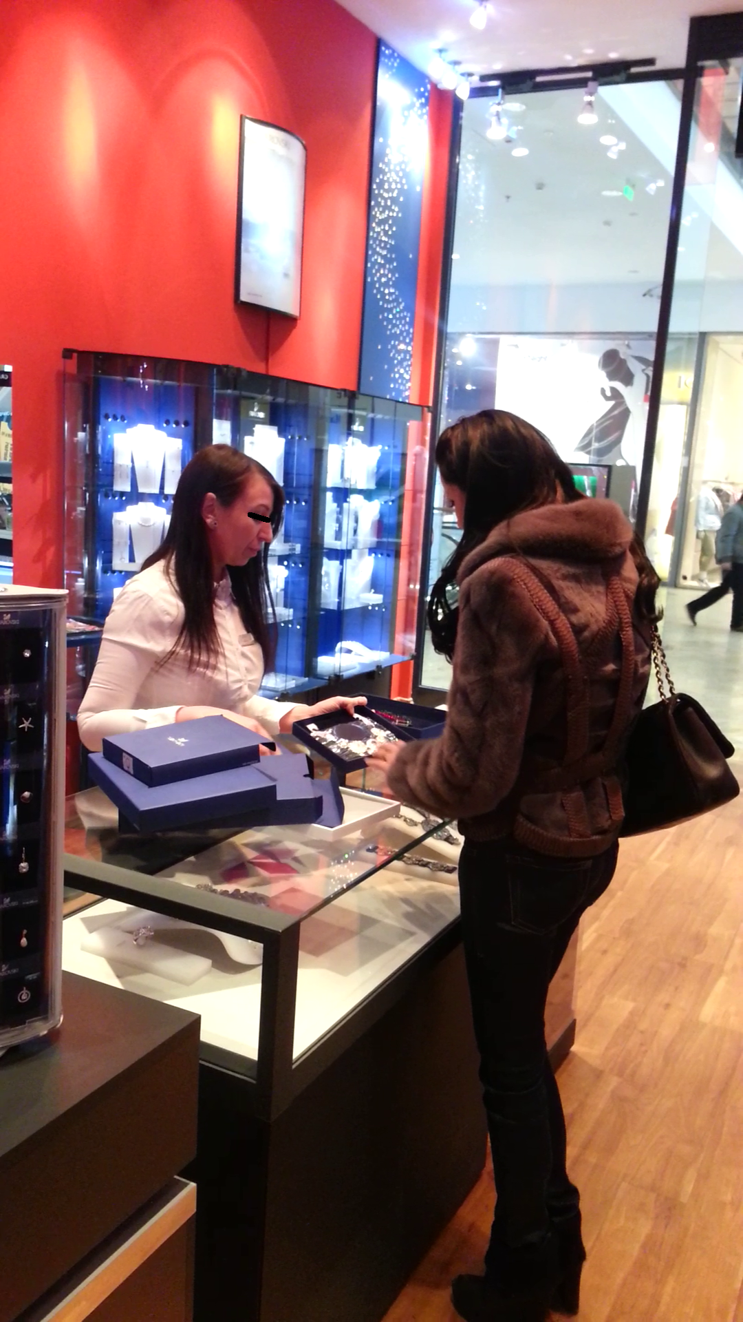 Brigitte, nemultumita de cele doua coliere batute cu pietre pretioase