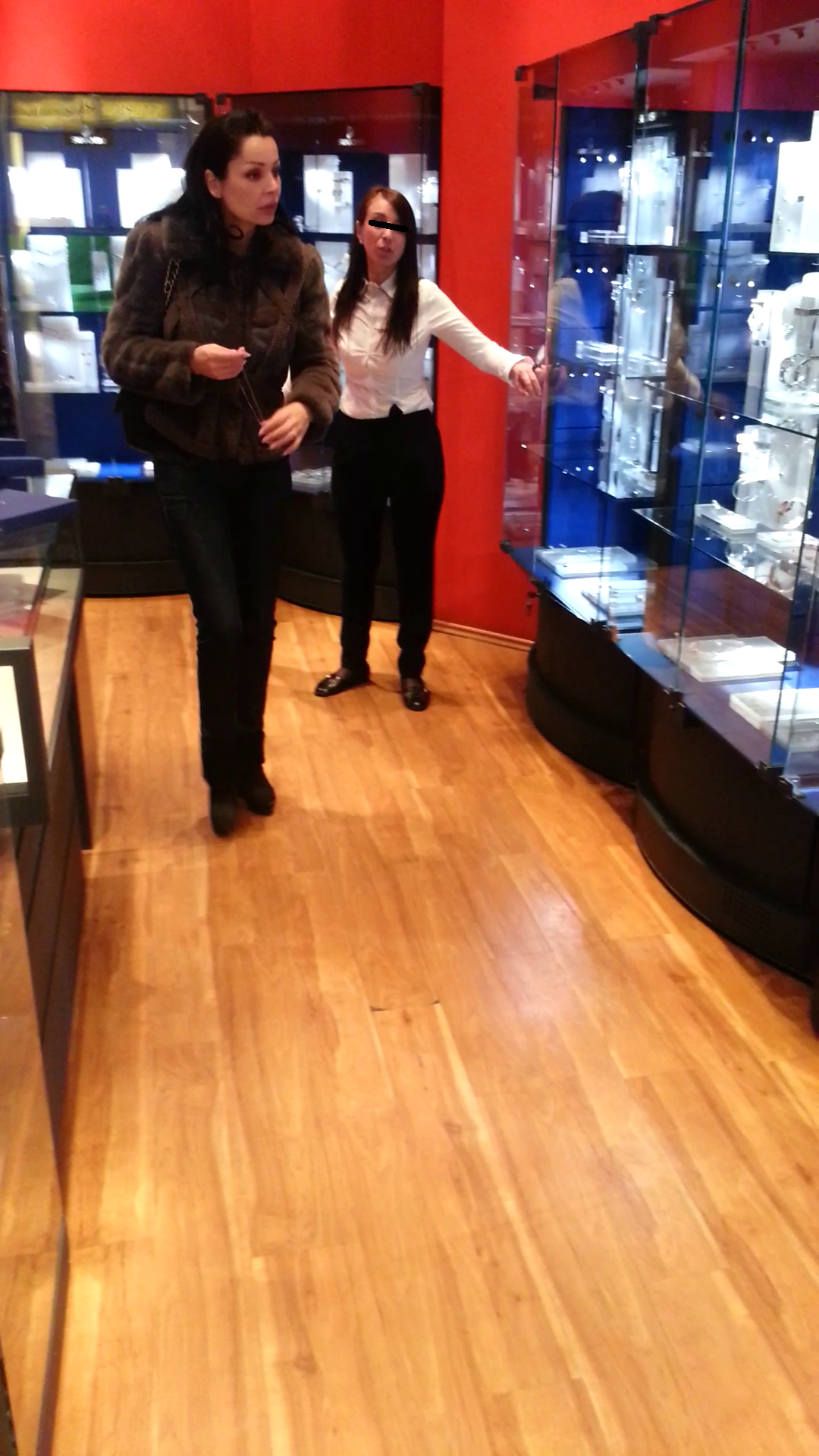 Brigitte a probat un lantisor finut, cu un medalion pretios