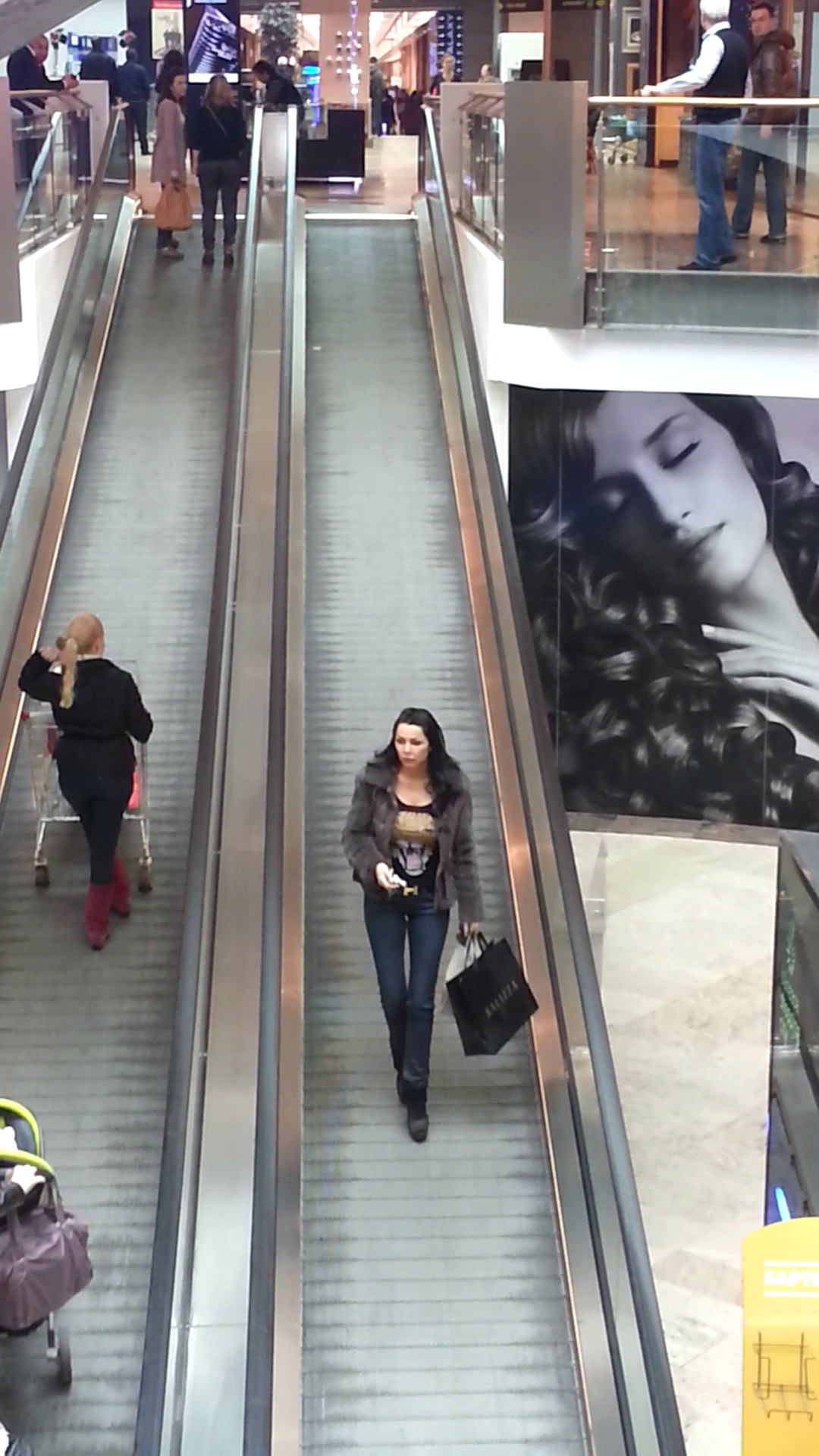 Brigitte a plecat din mall dupa aproape o ora, fericita ca a gasit ce cauta