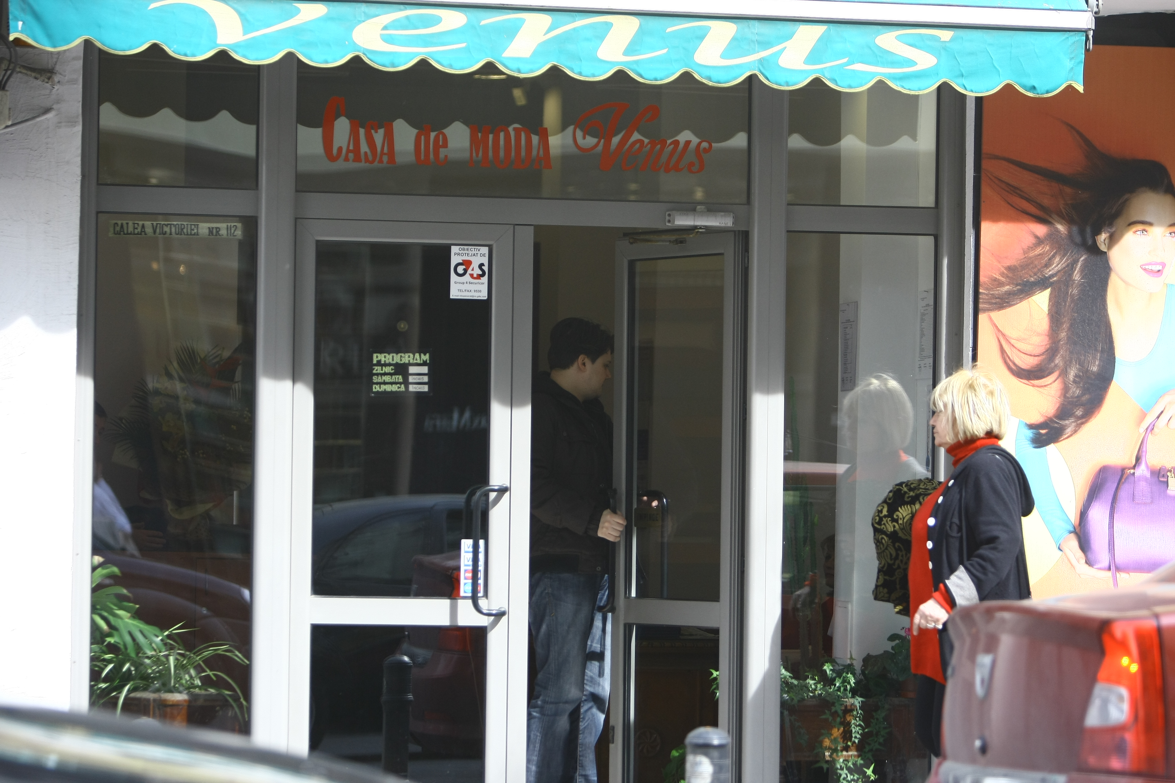 Cei doi au intrat in casa de moda, intai el, apoi creatoarea