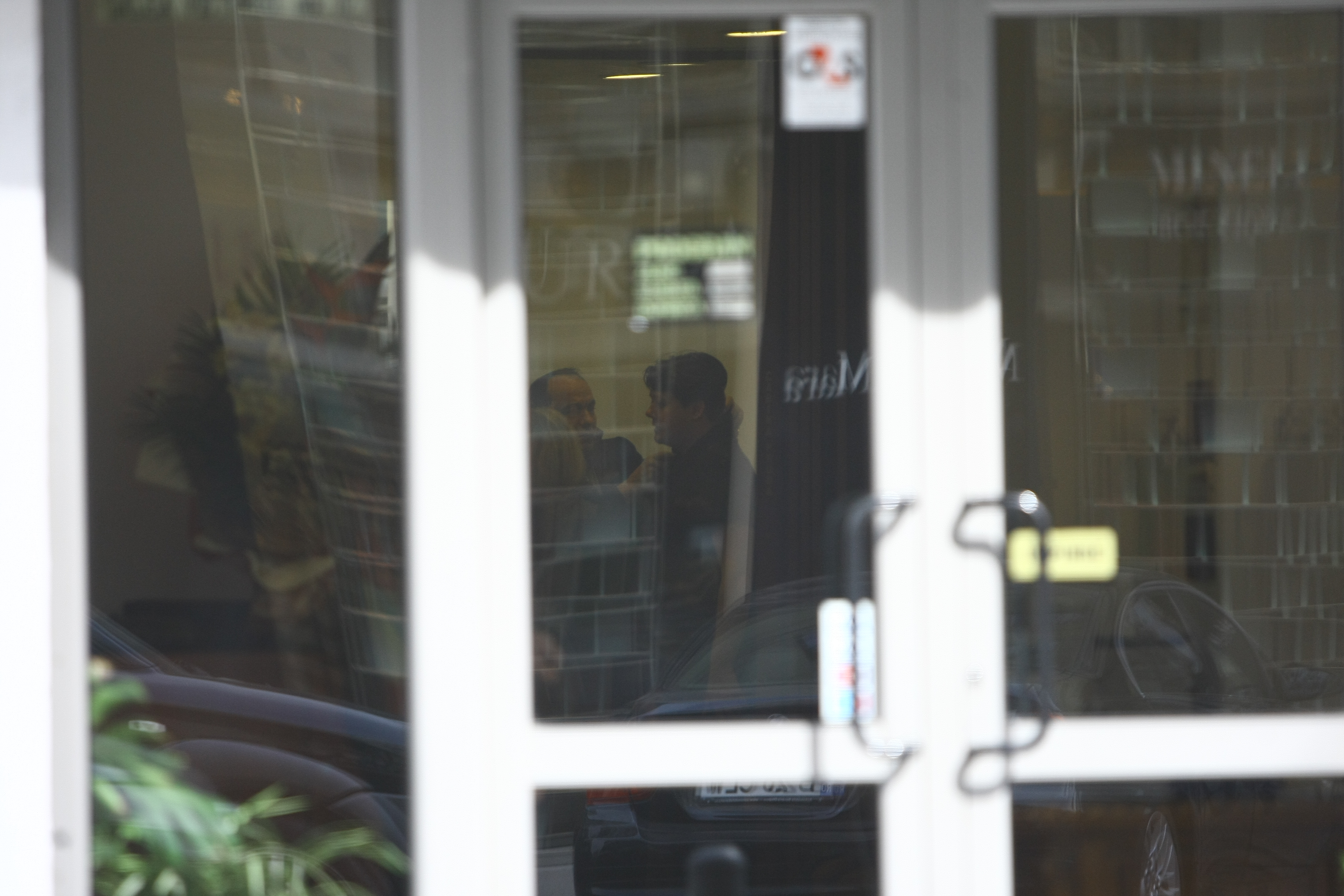 Nea Viorel il intampina, il imbraca si, pentru ca haina nu e gata, ii ia din nou masurile cu o viteza naucitoare