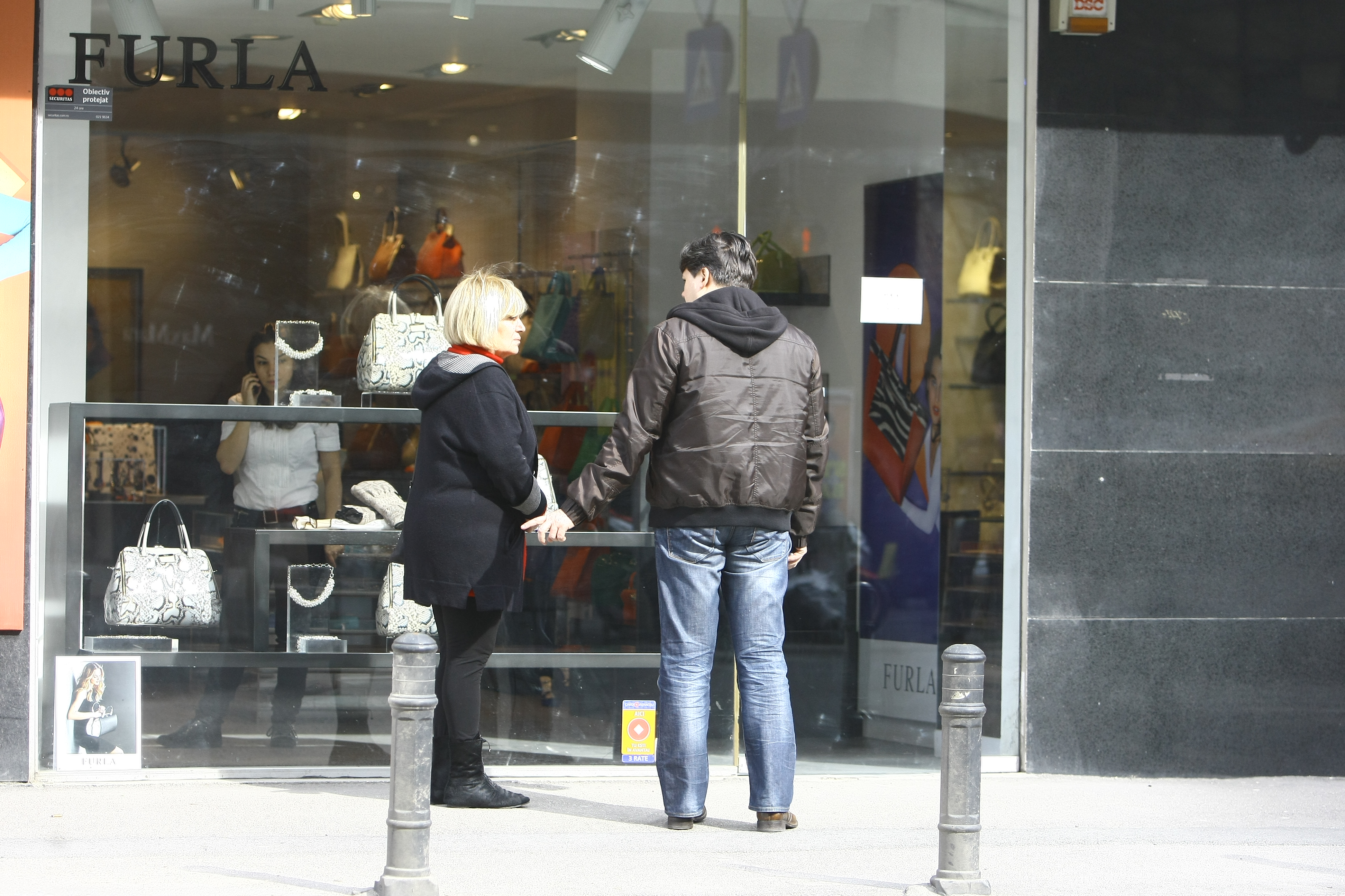 Dupa proba, parasesc casa de moda si pornesc catre masina, admirand vitrinele de pe Calea Victoriei