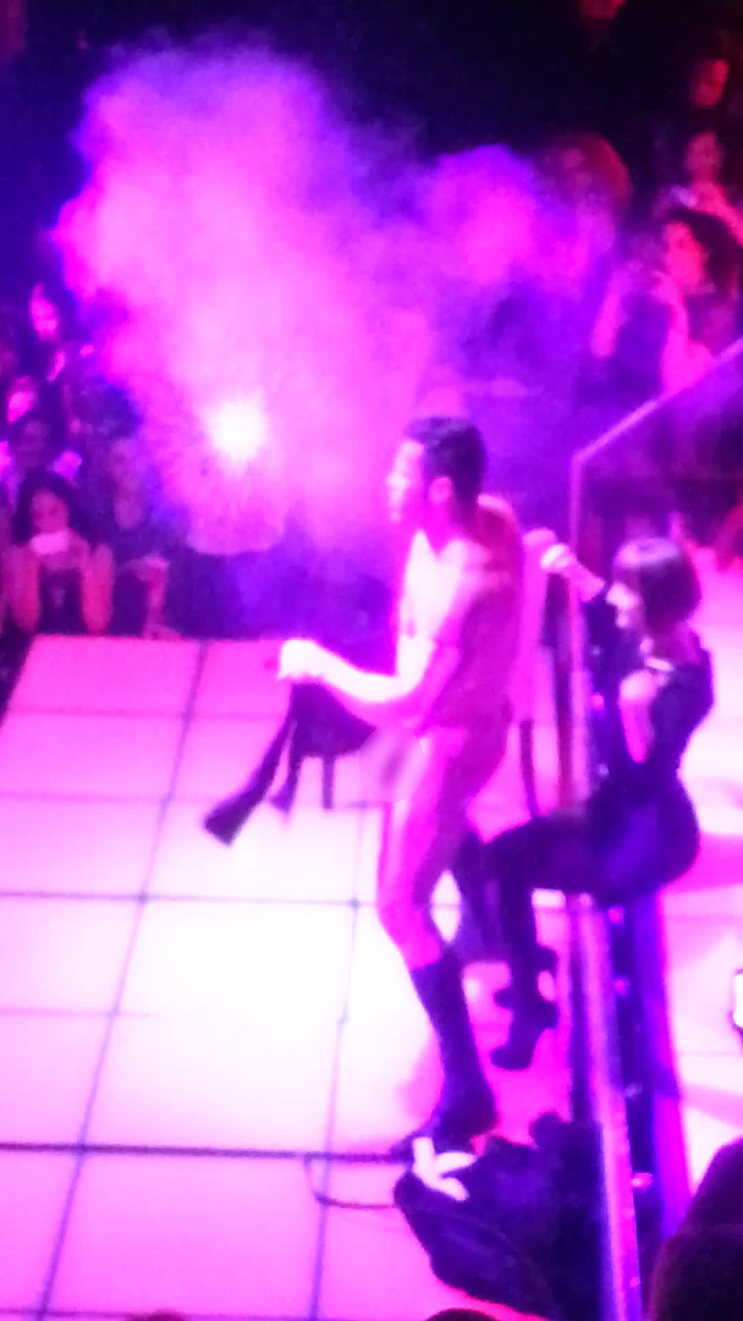 Tinerele s-au ingramadit sa danseze alaturi de stripperi