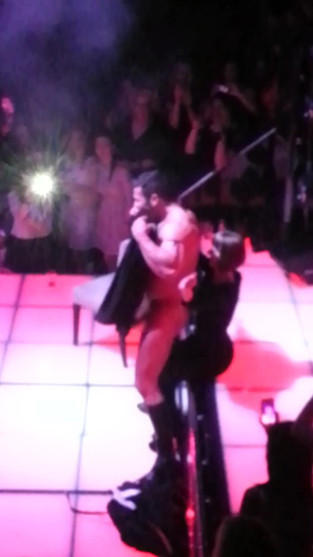 Culturistul nu a avut nicio jena sa se dezbrace complet