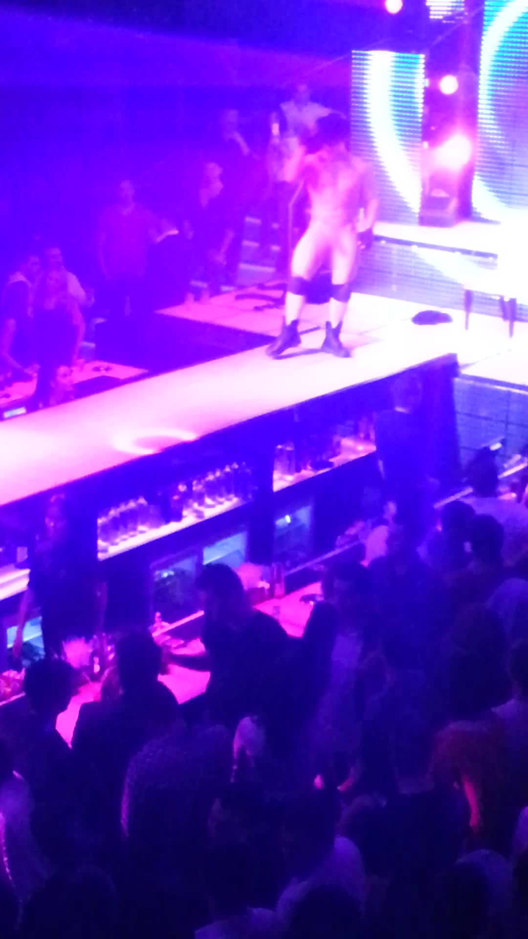 Stripperul a defilat gol pe scena clubului