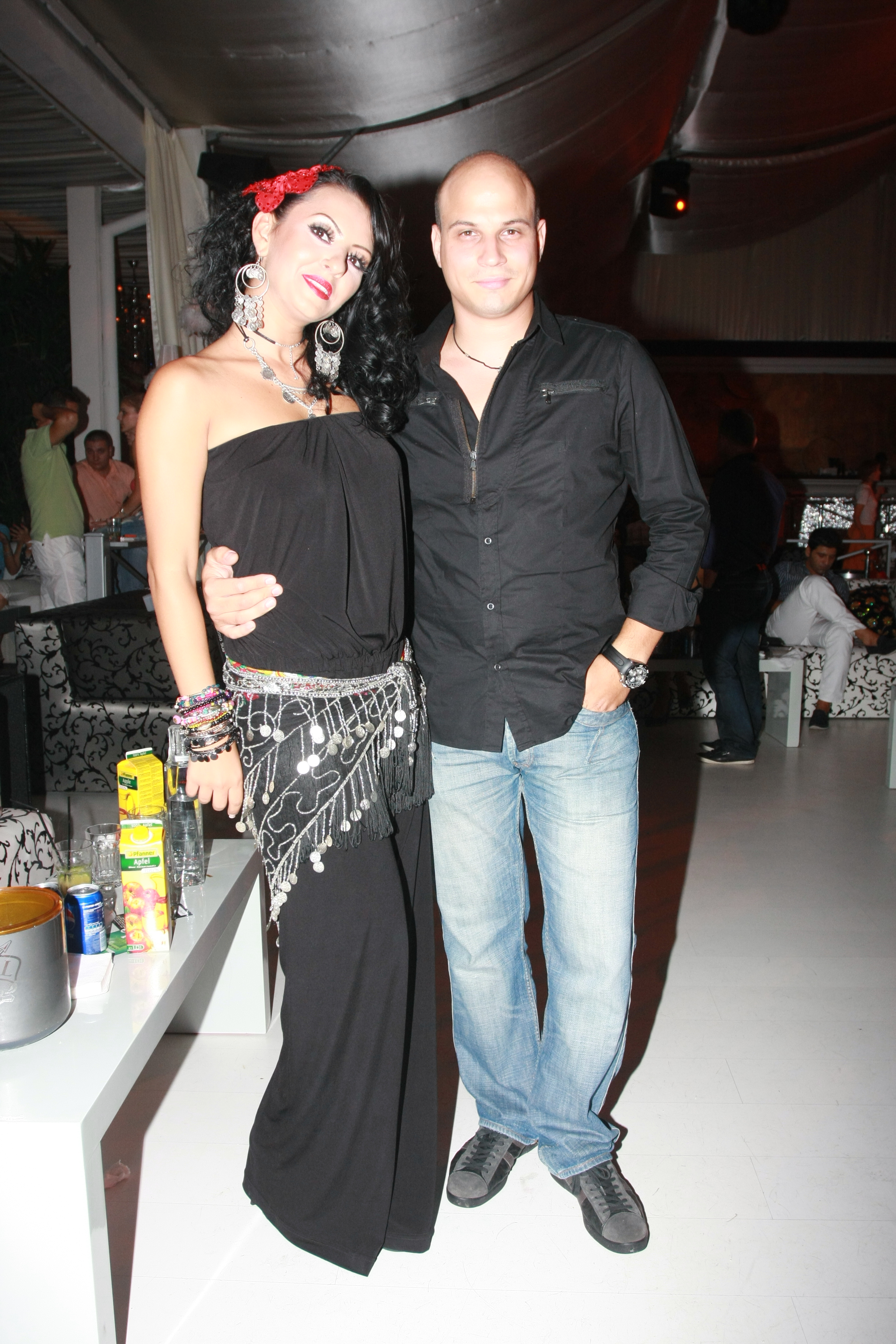 Vlad si Giulia sunt casatoriti si au o fetita care, in aprilie, va implini un an