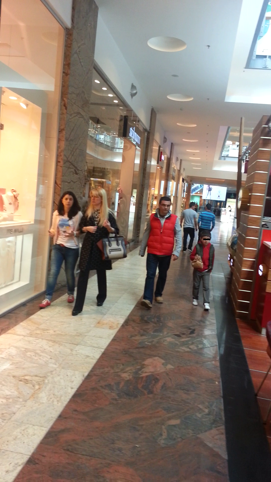 Cei doi s-au plimbat pe la magazine