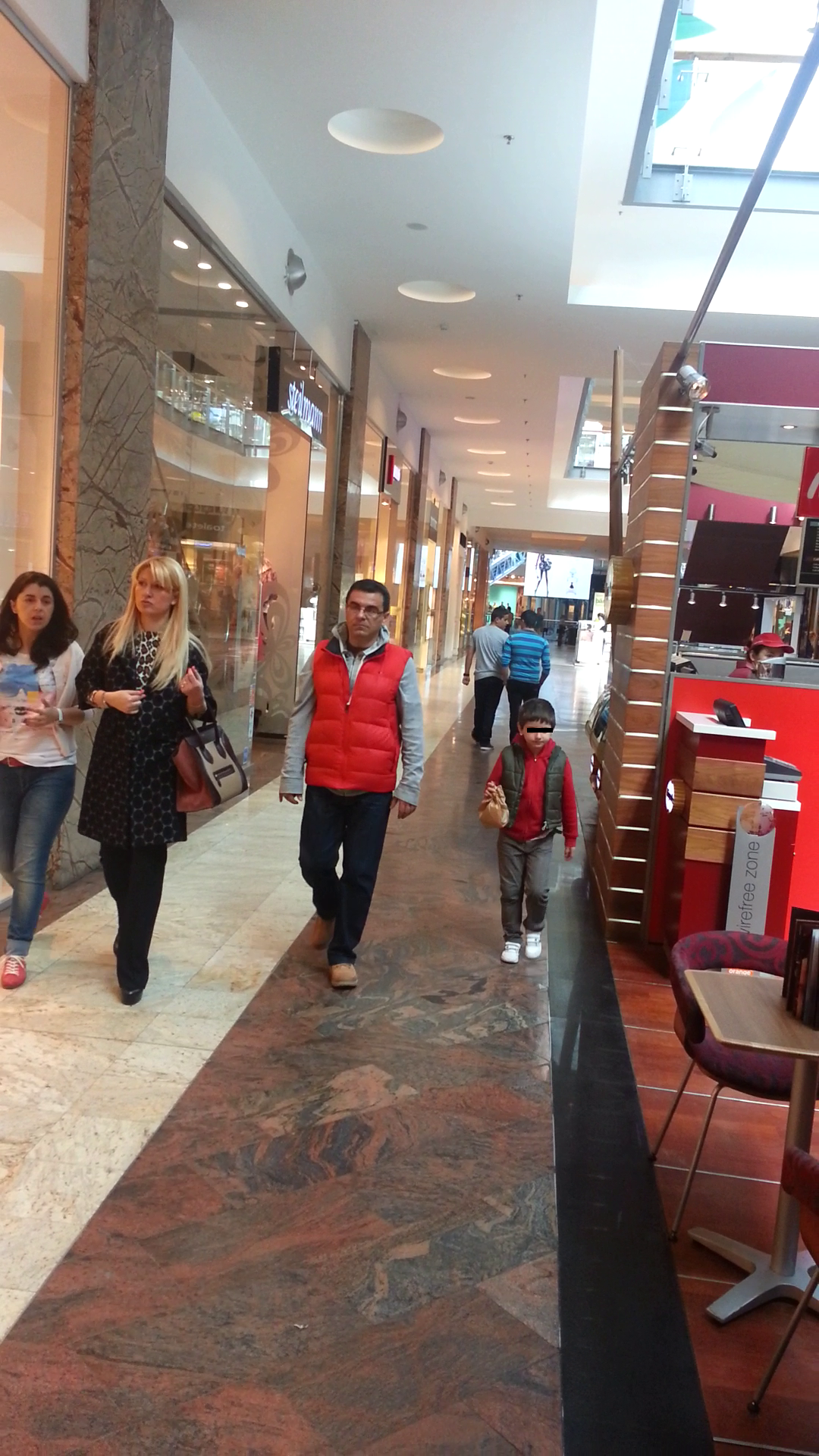 Pentru ca i s-a facut foame, baietelul artistului a cerut niste covrigi