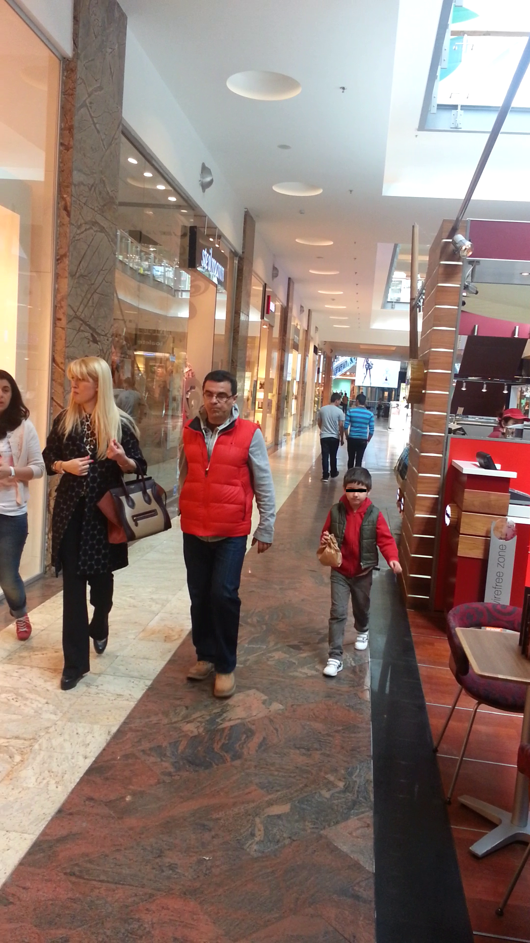 Cantaretul si fiul sau si-au asortat vestimentatia