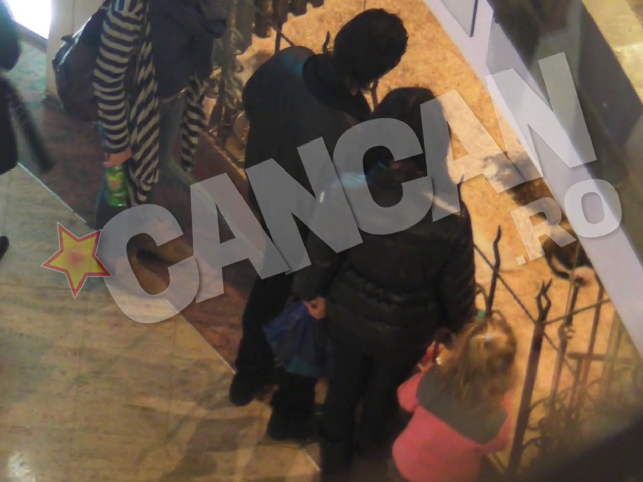 Pepe nu se mai lasa luat din fata vitrinei de la pet-shop