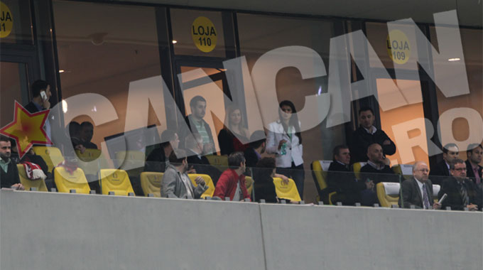 Stefan Banica Jr. a urmariit meciul Dinamo-U Cluj impreuna cu George Ivascu si tanara bruneta