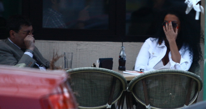 Milionarul Nicorescu si-a curata narile in fata unei tinere brunete