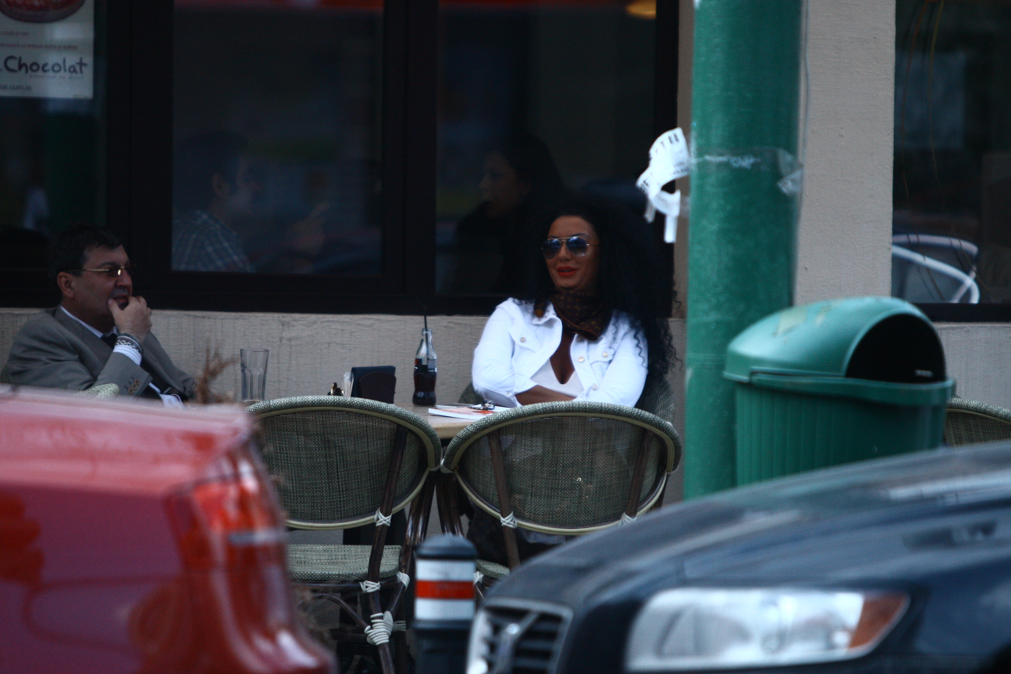 Cu aceleasi degete, milionarul si-a curata si buzele