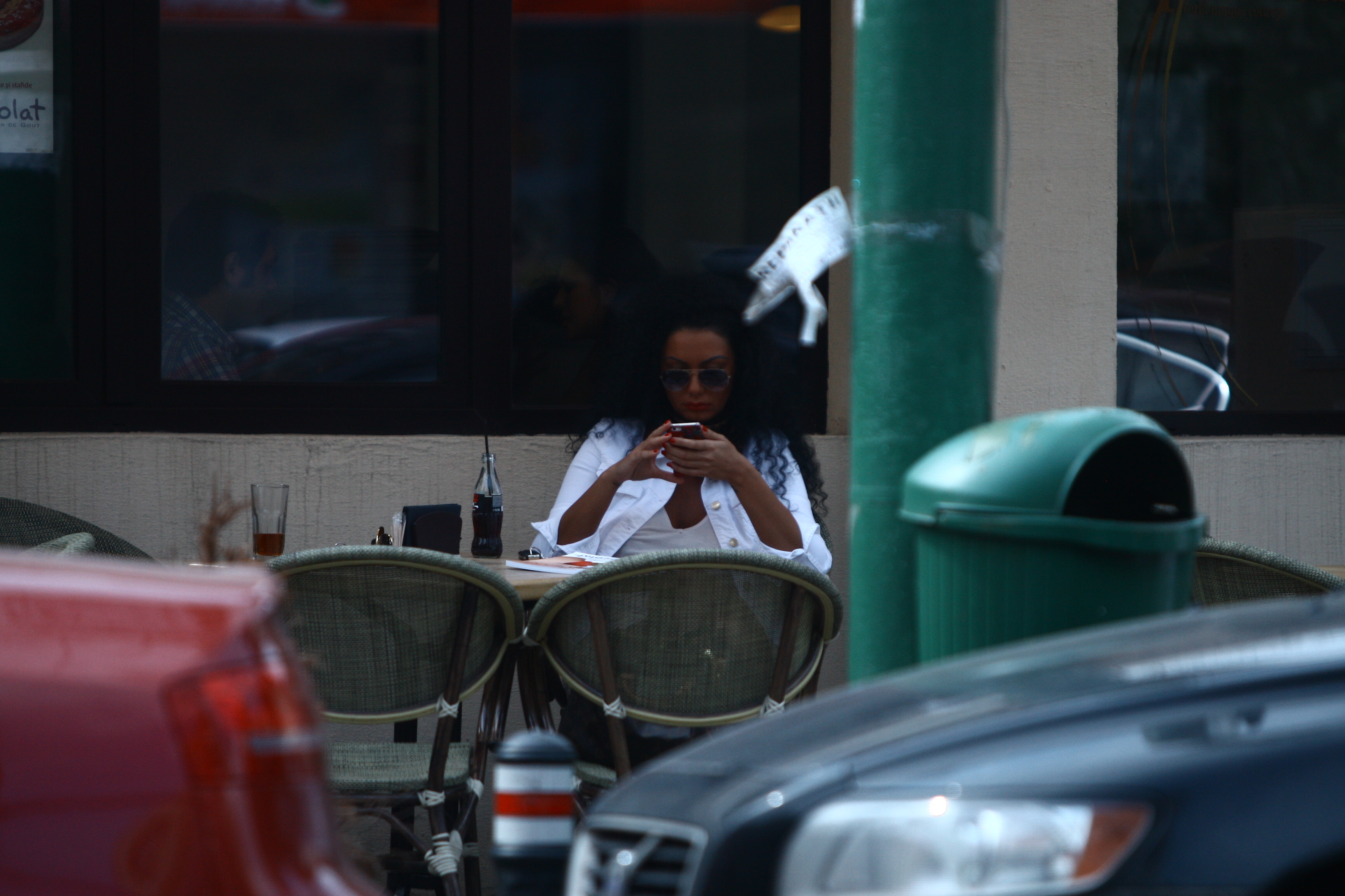 Milionarul plecat sa vorbeasca la telefon iar bruneta a ramas singura la masa