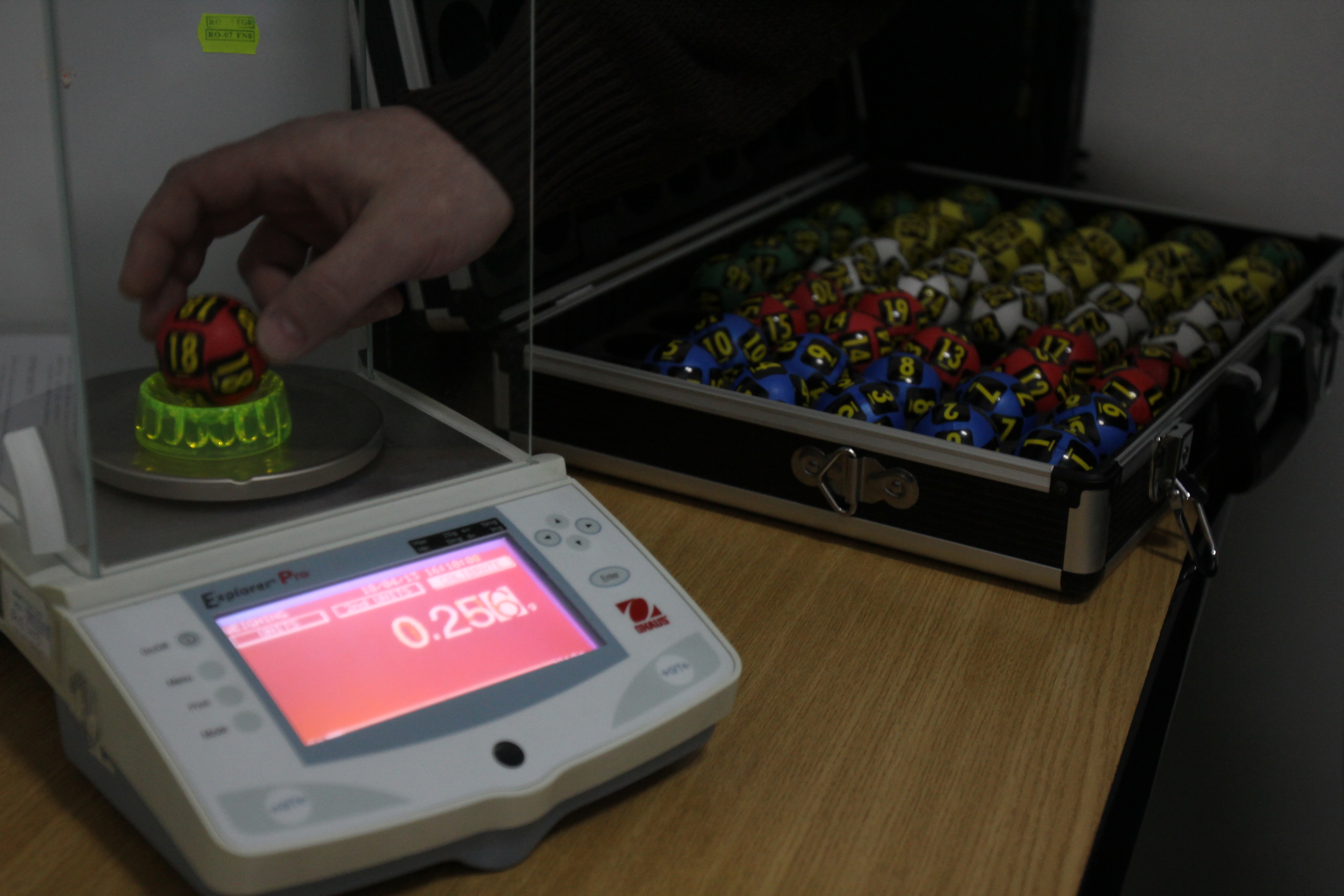 Fiecare bila se cantareste inainte de extragere