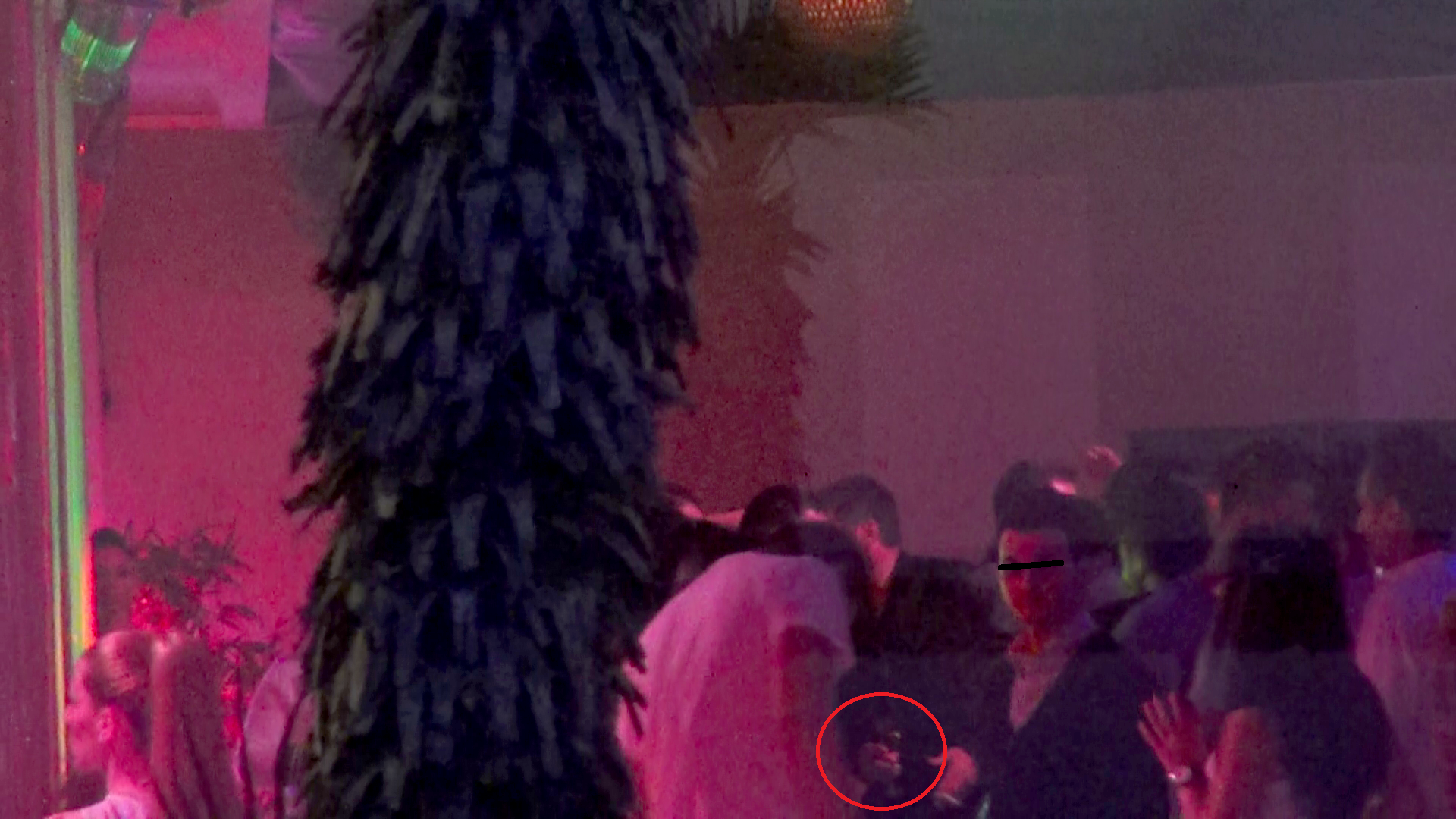 Marcel nu s-a dezlipit nicio secunda de paharul cu sampanie!