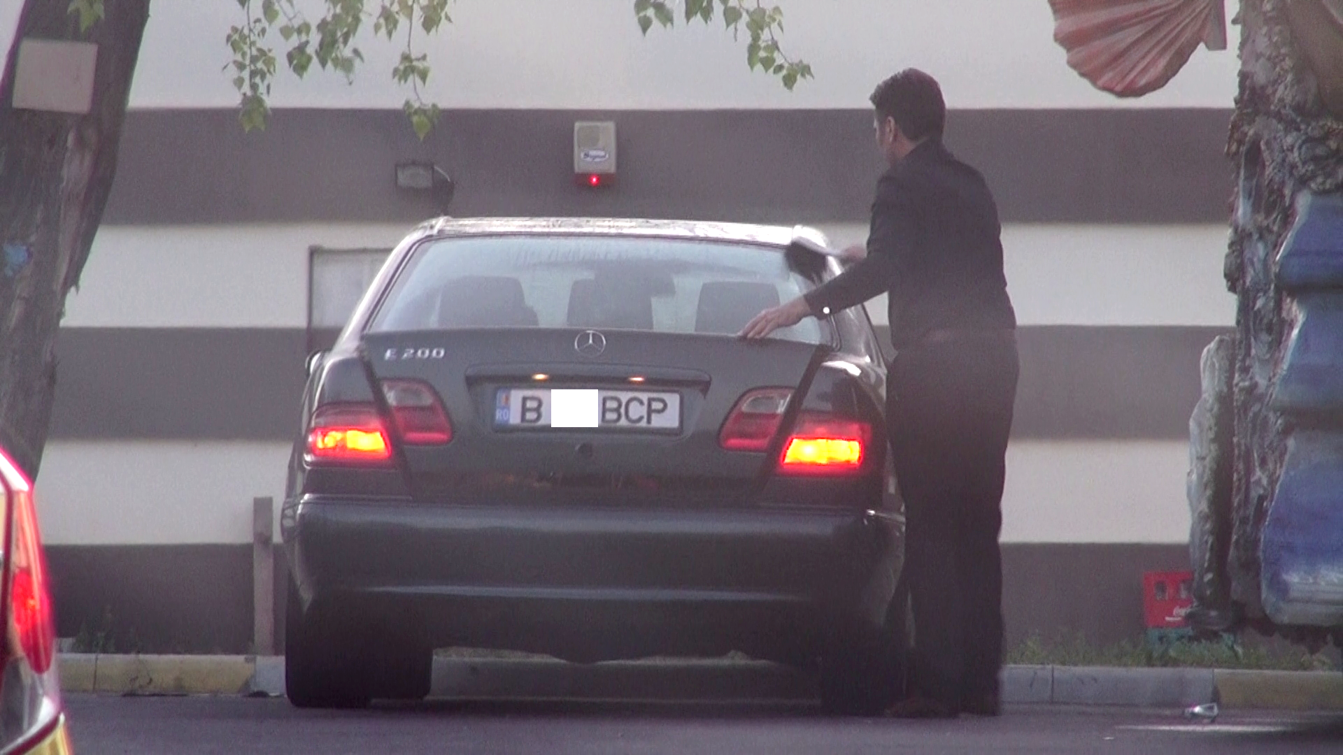 Si-a curatat masina cu periuta