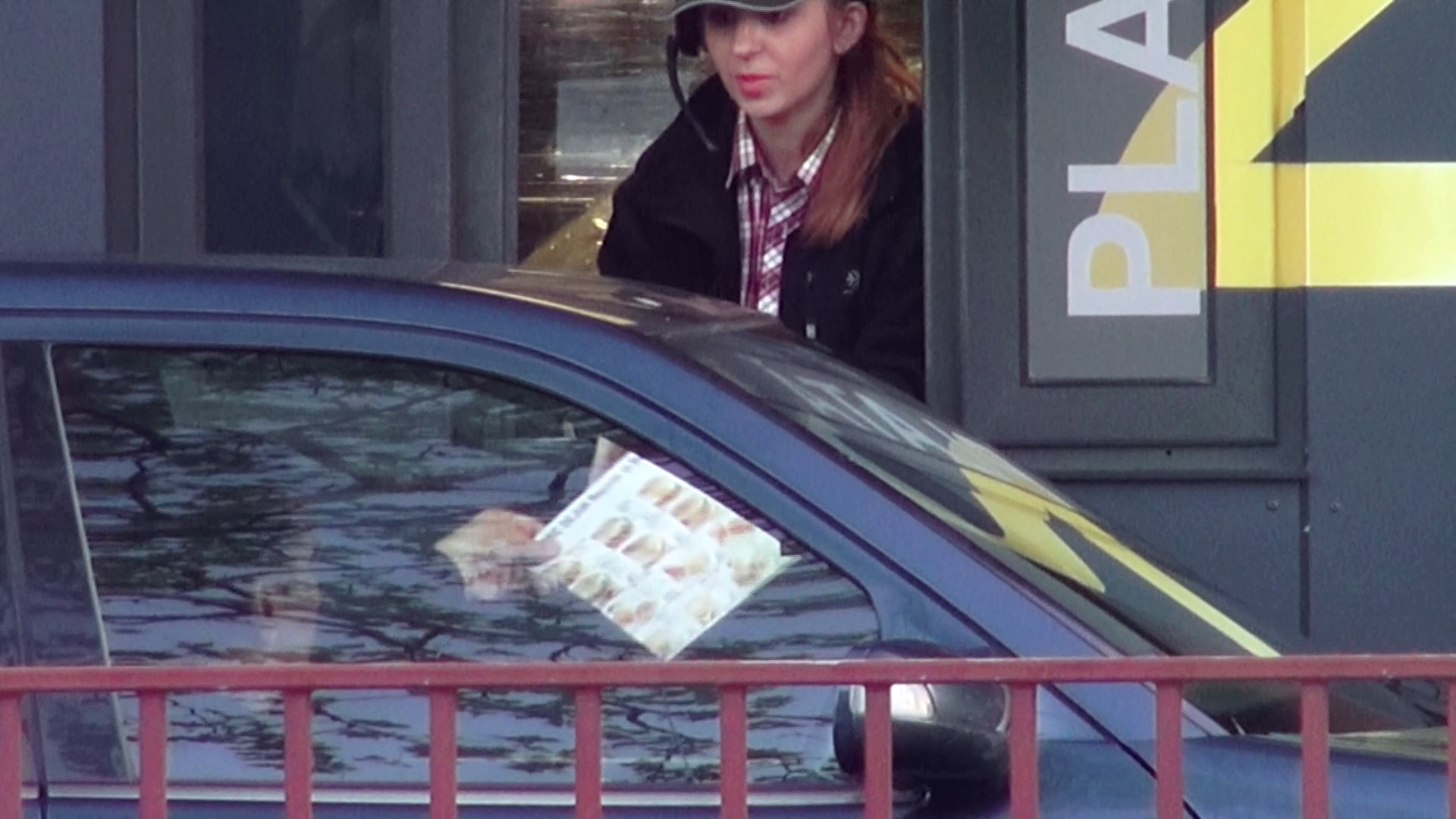 Vanzatoarea, draguta si zambitoare, i-a intins meniul, dar tot degeaba: nu s-a putut decide!