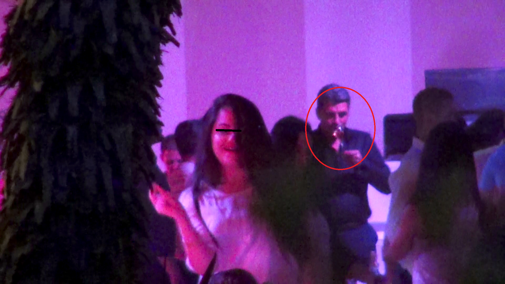 Gustul fin al bauturii din pahar l-a facut sa-l duca des la gura, in decursul noptii