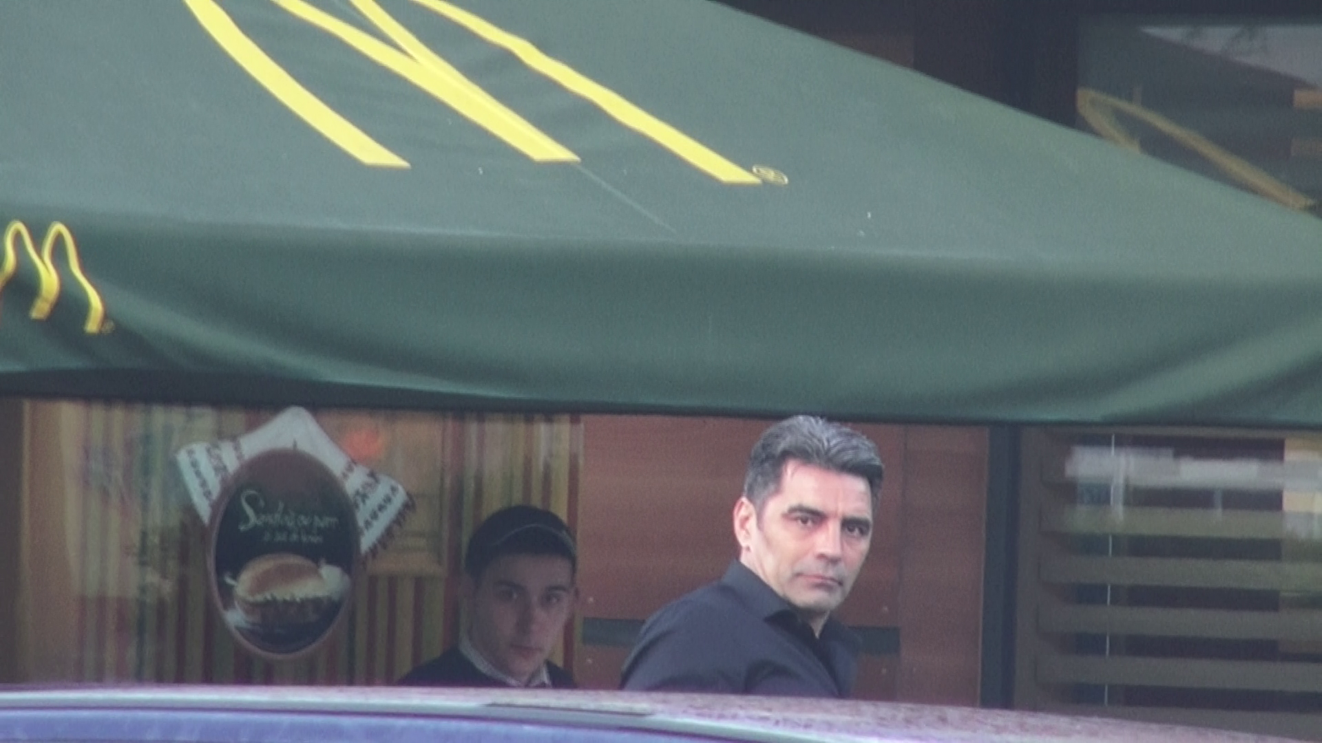 Vizibil afectat dupa noaptea in club, Marcel Toader a intrat din nou in fast-food, hotarat ca de data aceasta sa comande