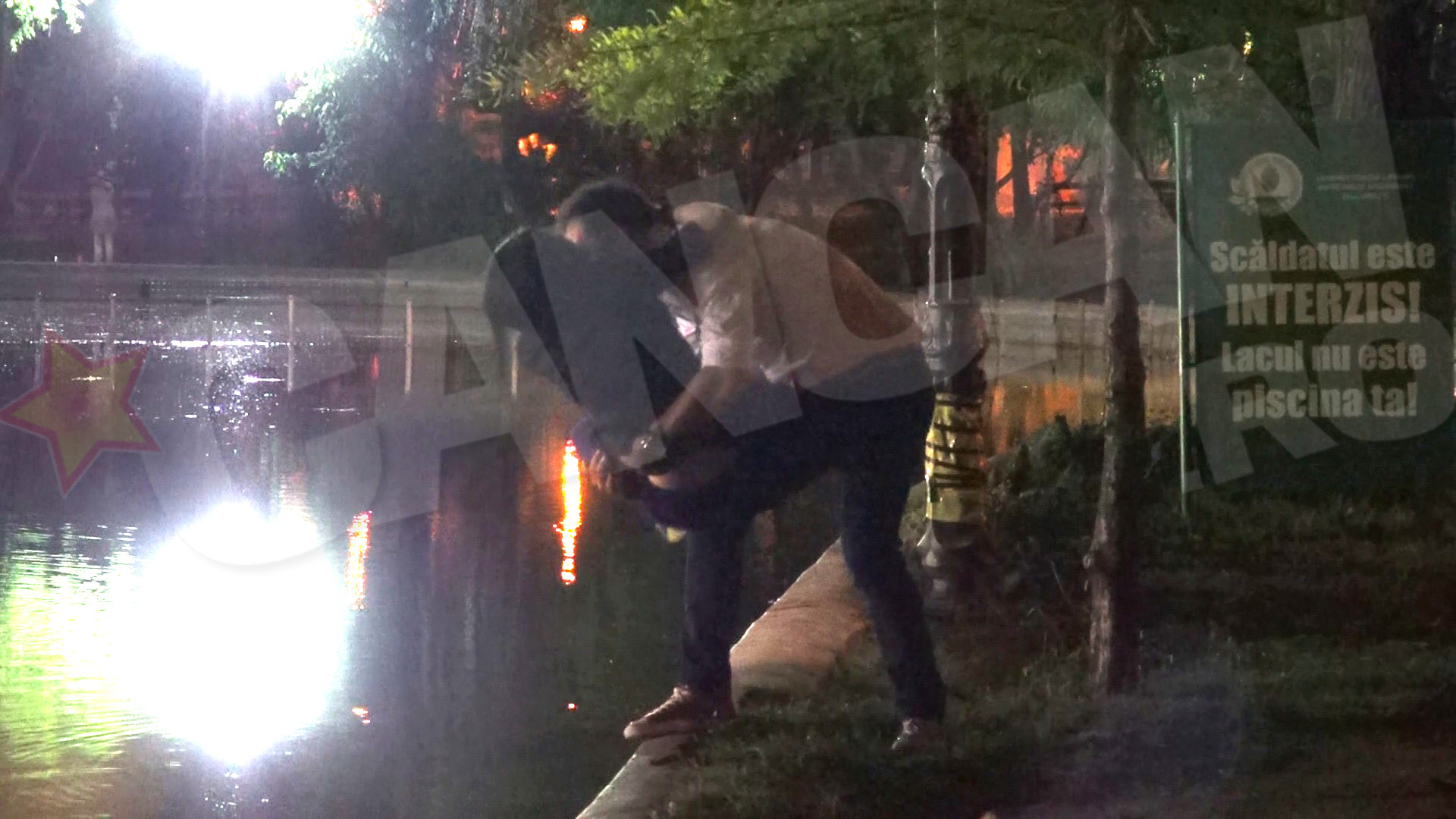 Stefan a incercat sa o arunce pe Andreea in lac, evident, in gluma!