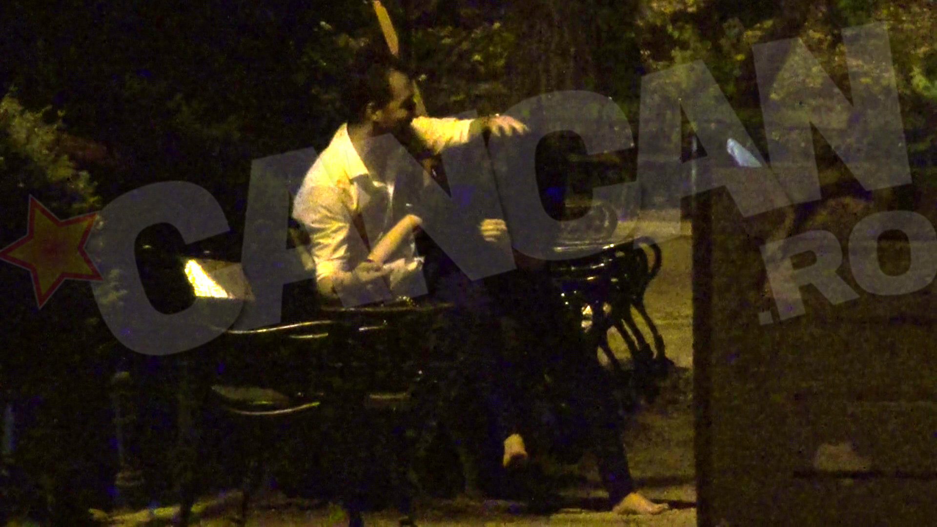 A urmat o noua portie de harjoneala pe banca, cand bruneta s-a descaltat si si-a pus picioarele goale pe ale iubitului