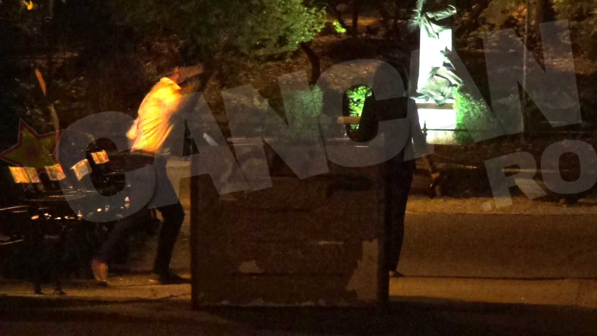 Iar el, pe ea, cu geanta!