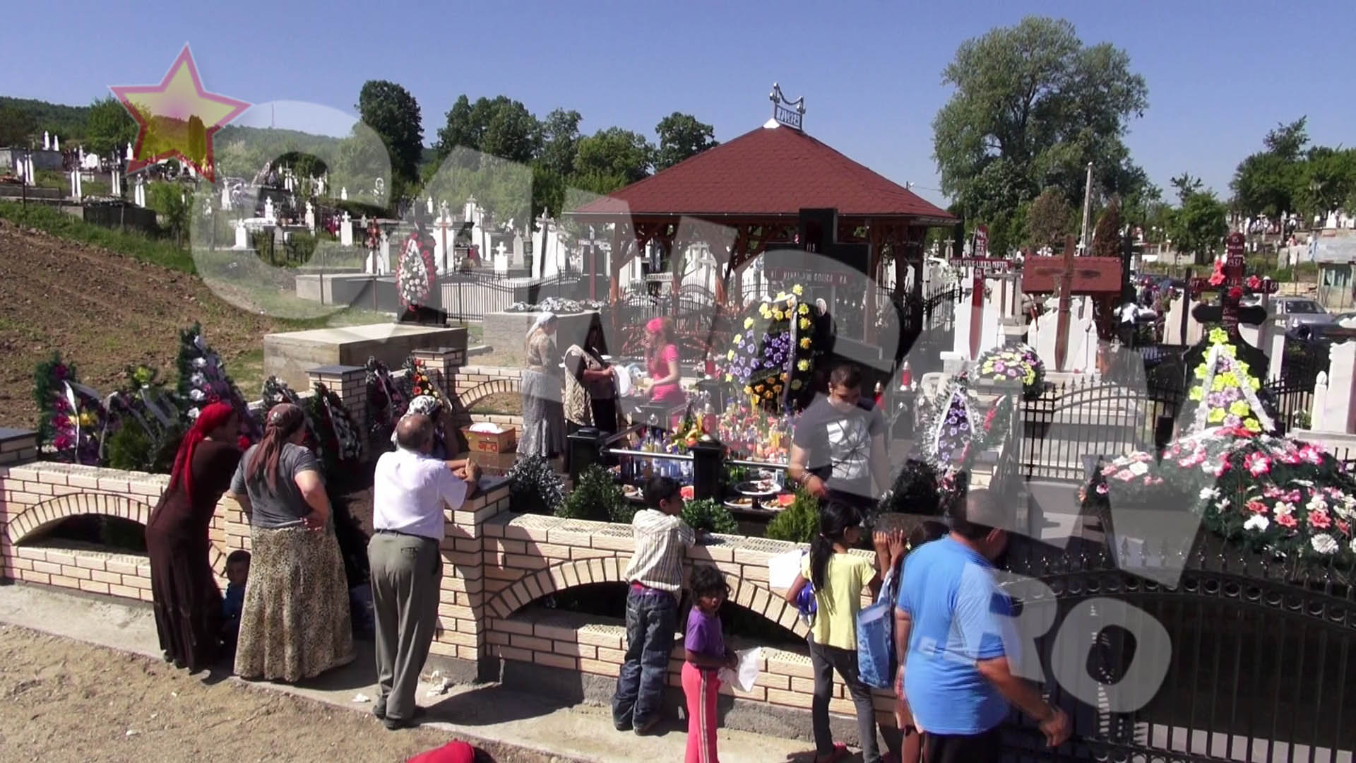 Cavoul este placat in totalitate cu marmura scumpa si imprejumit cu un gard construit din caramida in valoare de 17 eurocenti bucata, adusa special din Serbia.