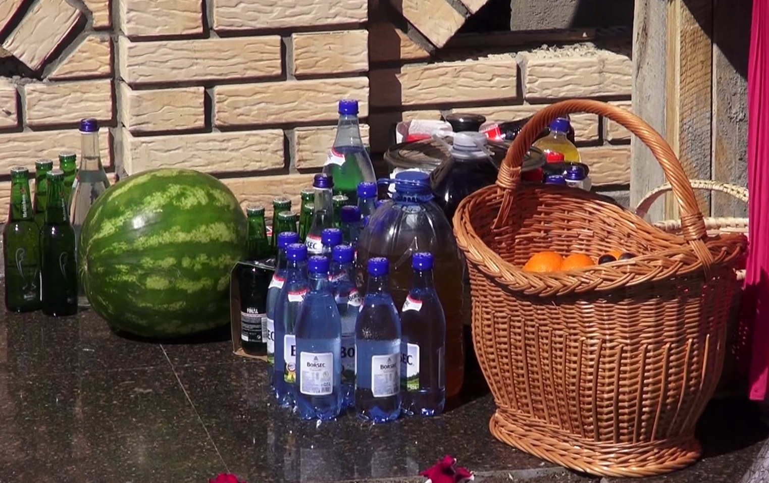 Panerele cu fructe au stat ferite de soarele puternic pana cand au fost impartite de pomana