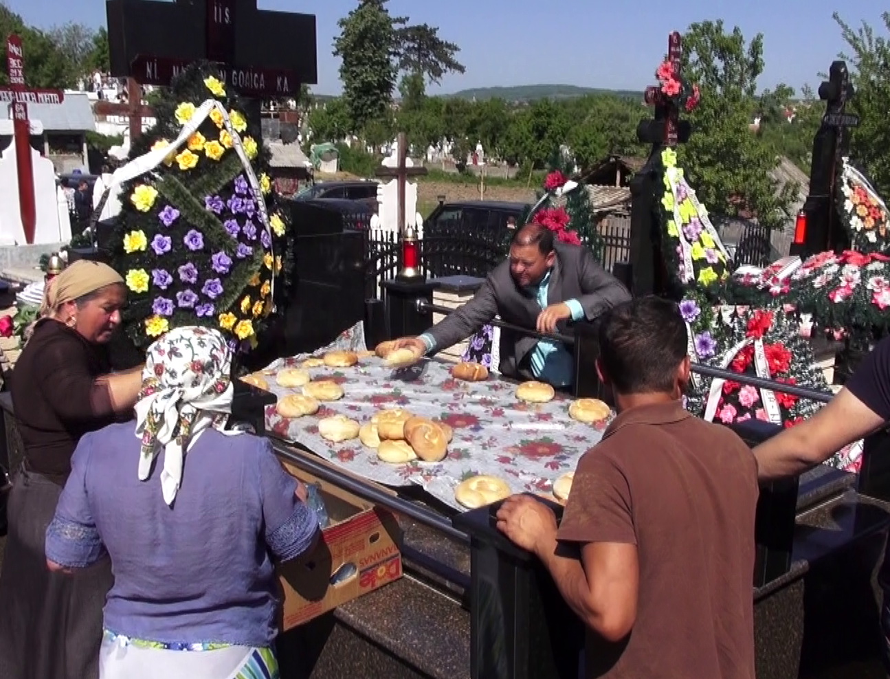 Painile sunt primele intinse pe masa improvizata pe mormantul tatalui lui Leo de la Strehaia