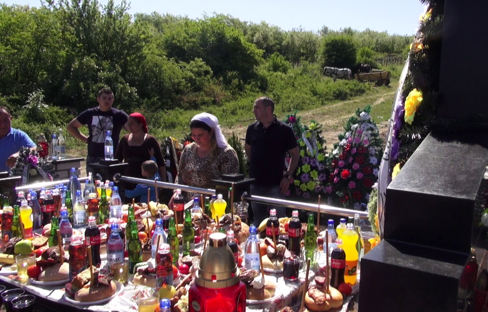 In cateva minute, pe mormant nu mai era loc sa mai puna nici o farfurie sau vreun platou cu mancare