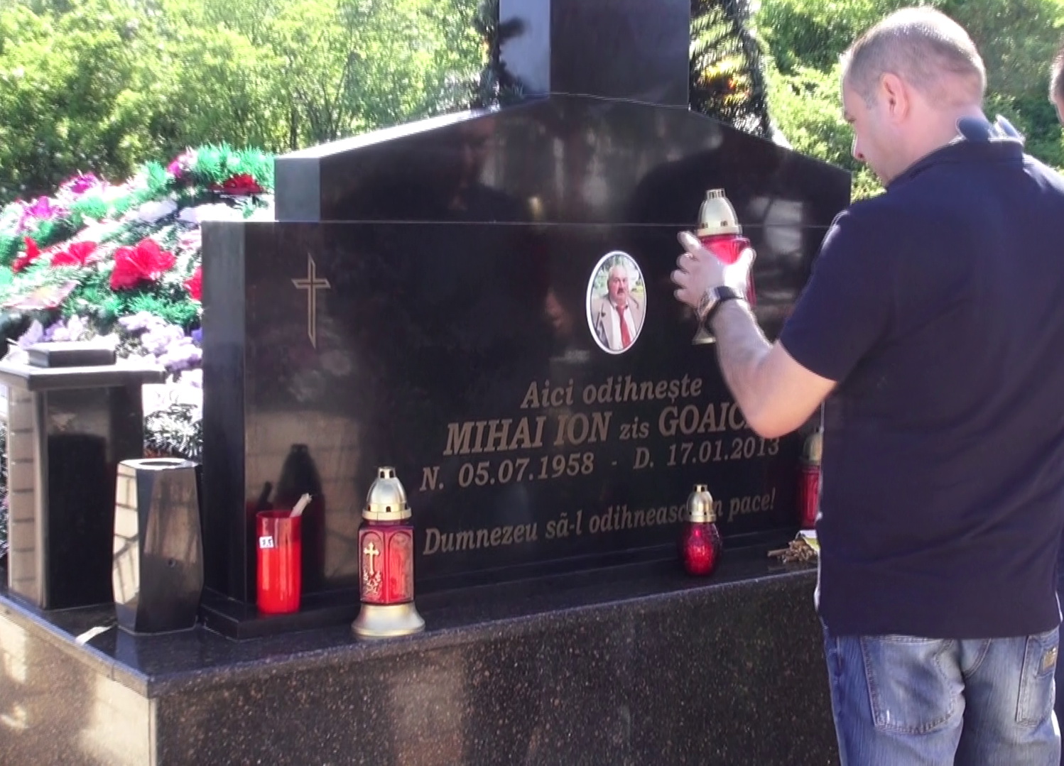Leo a aprins mai multe lumanari langa crucea sub care se odihneste tatal sau