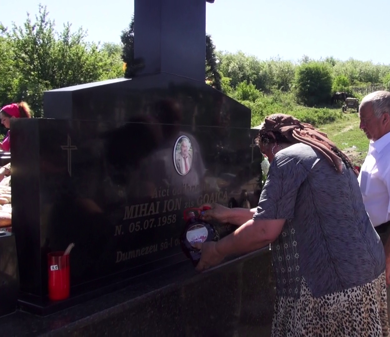 Rudele raposatului au stropit crucea cu vin