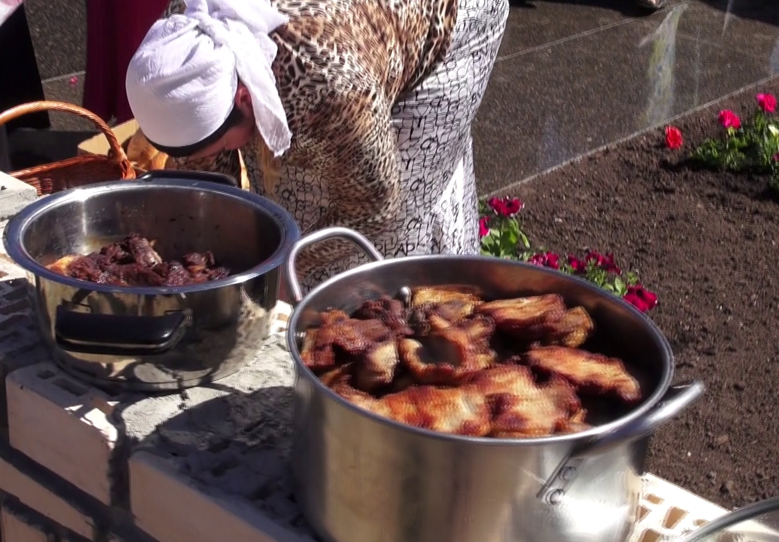 Rudele lui Leo de la Strehaia au incins mai multe gratare pentru a avea suficienta friptura de impartit la cimitir