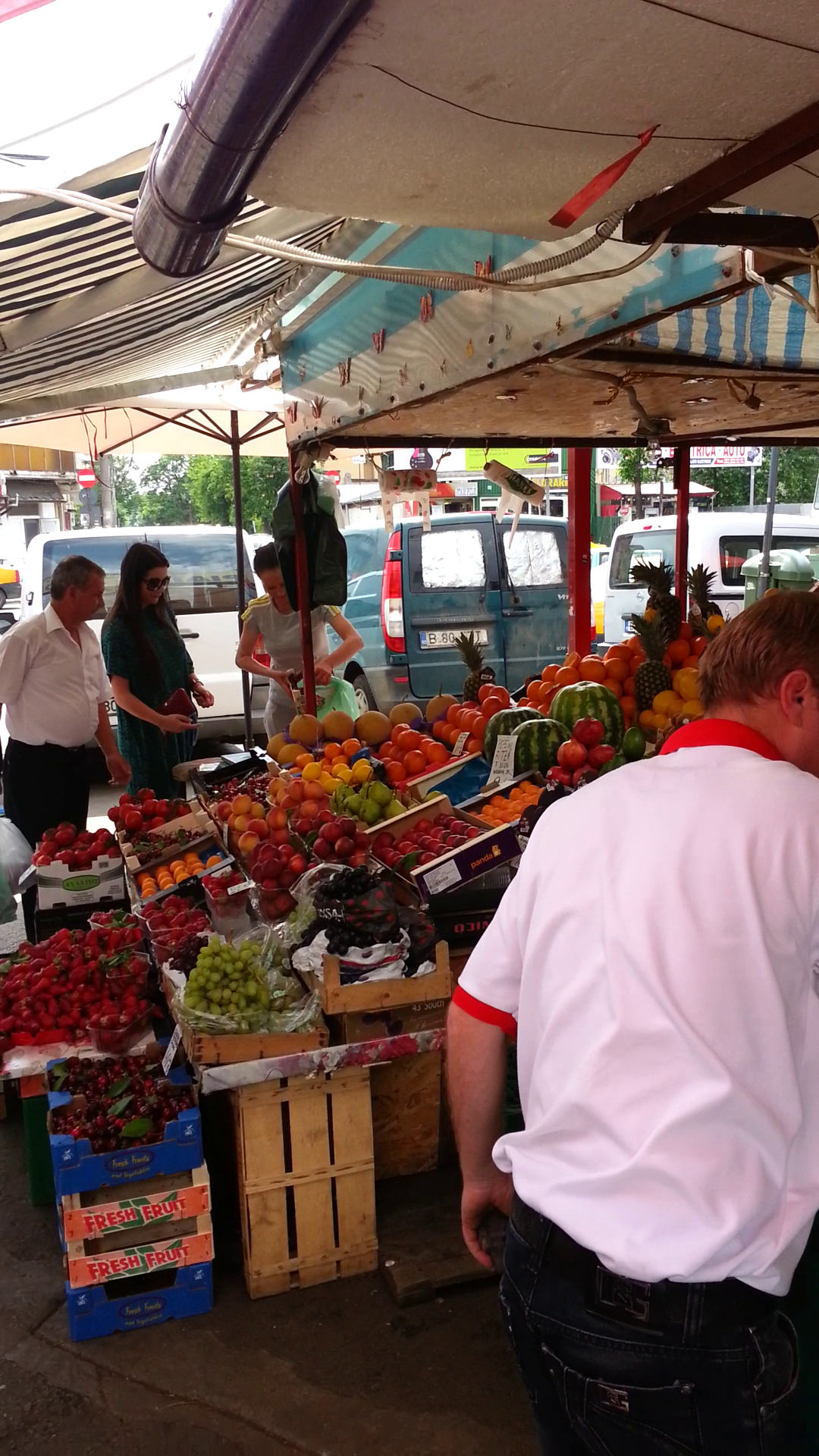 Elena Basescu alege din piata doar fructe proaspete