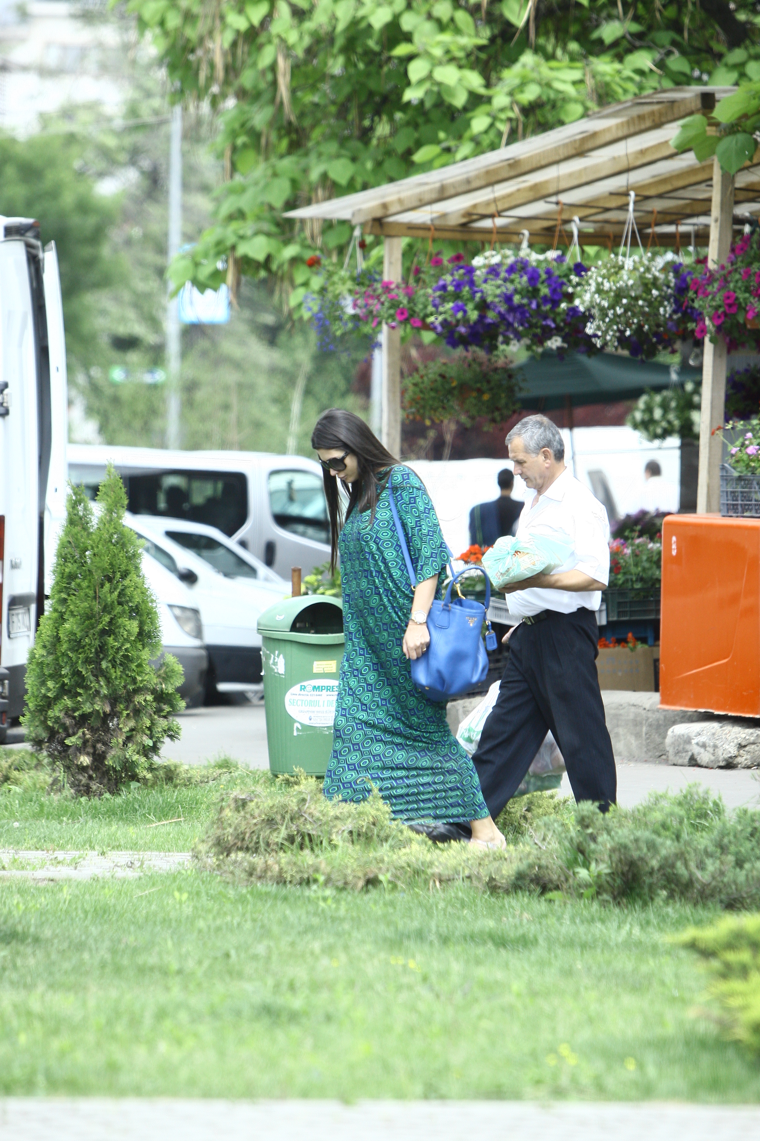 Pentru ca sarcina nu-i permite sa mai ridice greutati, Eba are ajutor la cumparaturi