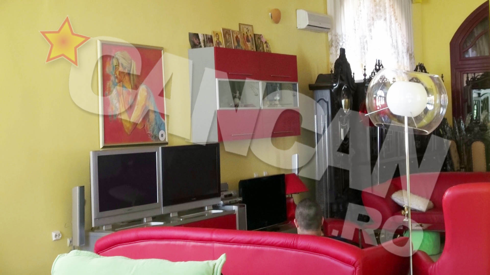 Cele trei televizoare la care urmareste meciuri de fotbal, emisiuni de divertisment si stiri. Uneori in acelasi timp!